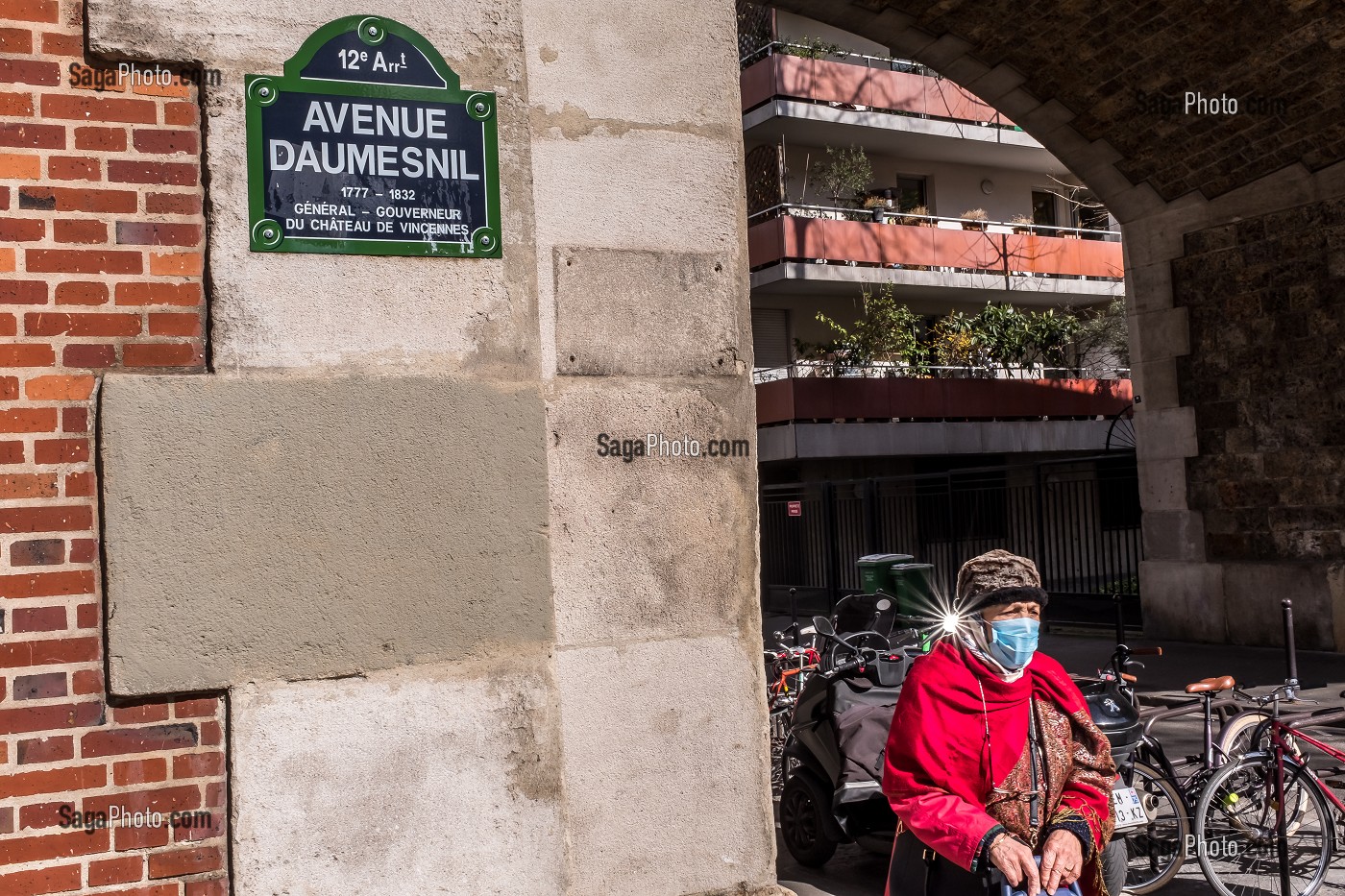 ILLUSTRATION FEMME AGEE AVEC UN MASQUE DE PROTECTION CHIRURGICAL, AVENUE DAUMESNIL, PARIS 12 