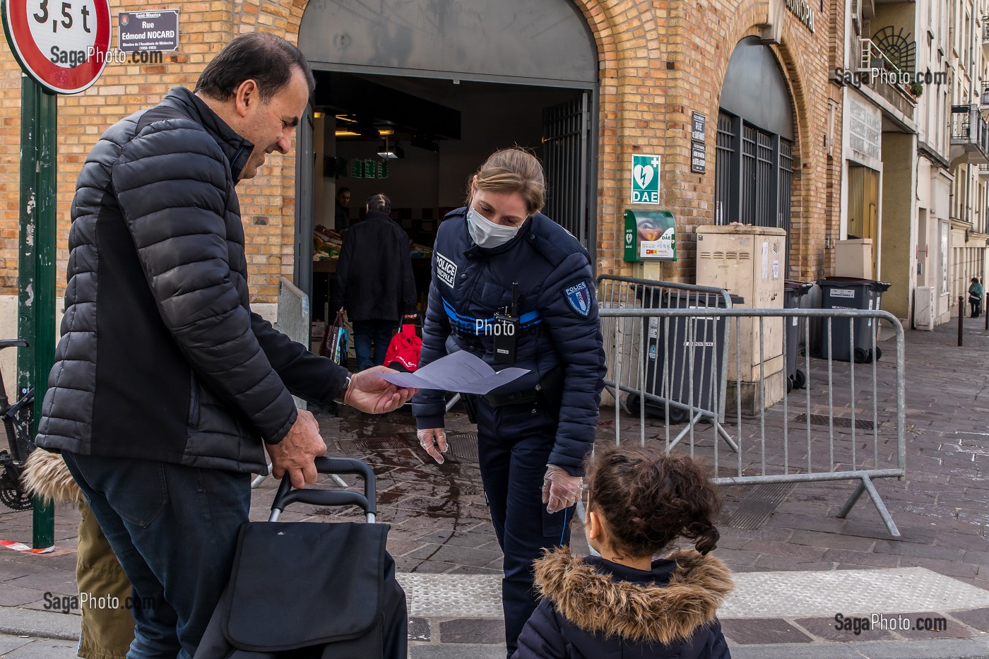 PRESENTATION D'ATTESTATION DE DEPLACEMENT DEROGATOIRE ET LIMITATION DU NOMBRE DE CLIENTS, MARCHE DE SAINT MAURICE, VAL DE MARNE, ILE DE FRANCE 