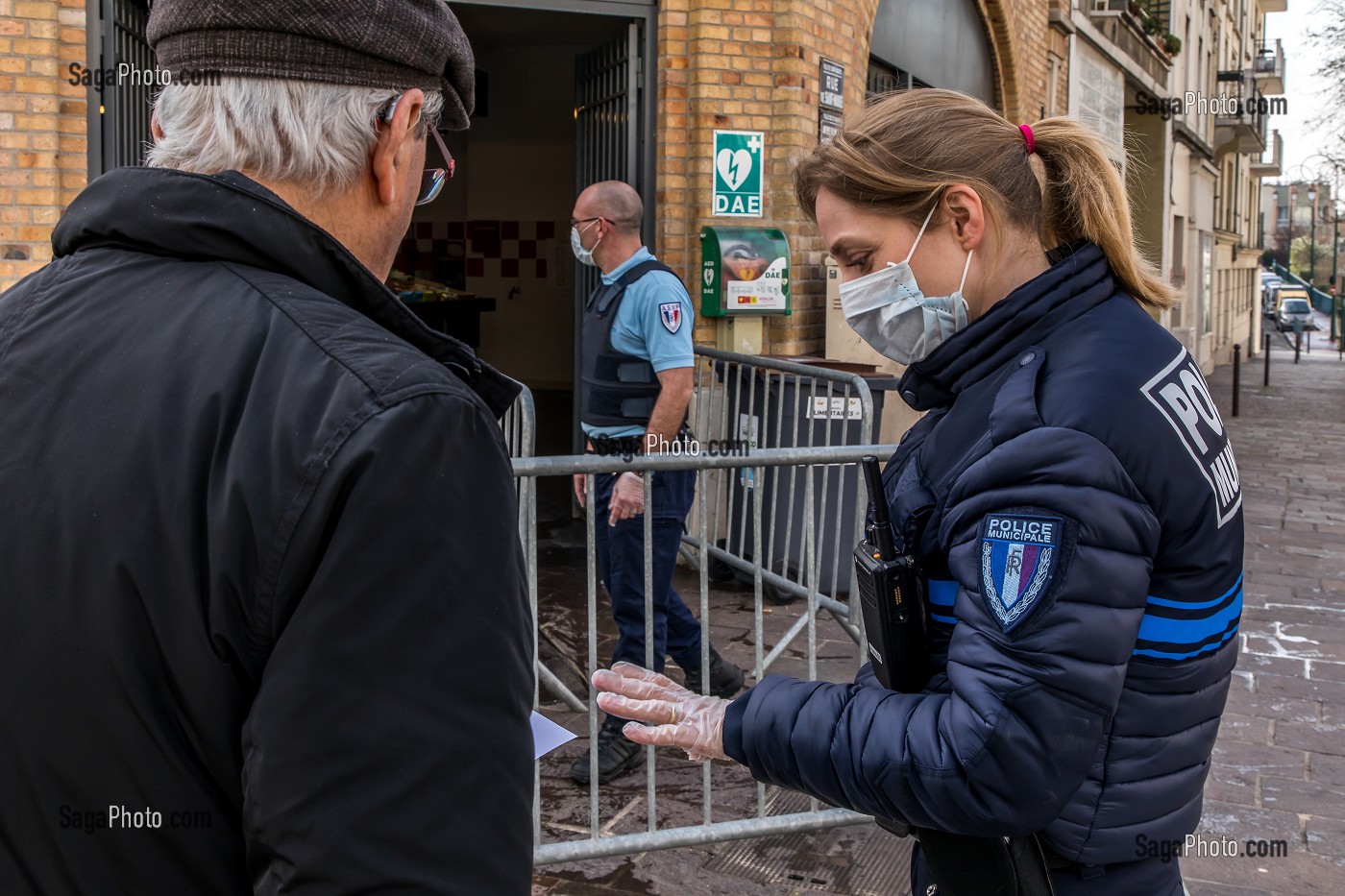 PRESENTATION D'ATTESTATION DE DEPLACEMENT DEROGATOIRE ET LIMITATION DU NOMBRE DE CLIENTS, MARCHE DE SAINT MAURICE, VAL DE MARNE, ILE DE FRANCE 