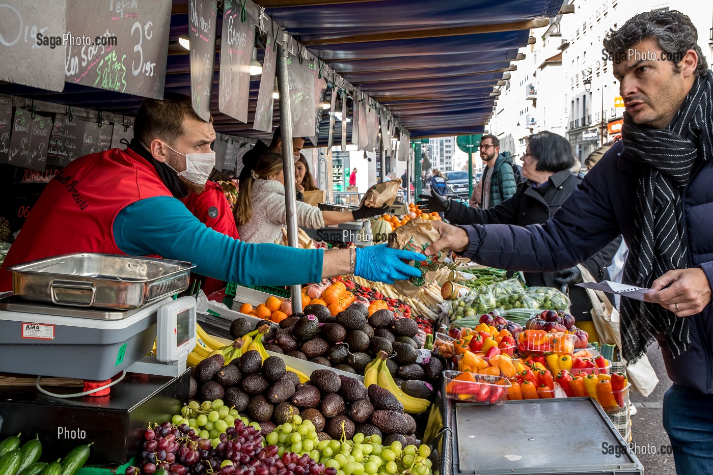 ILLUSTRATION MARCHE PARISIEN A L'HEURE DU CORONAVIRUS, COVID 19, MARCHE DE SAINT MAURICE, VAL DE MARNE, ILE DE FRANCE 