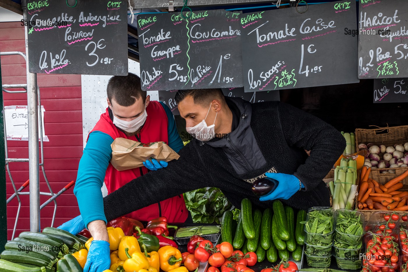 ILLUSTRATION MARCHE PARISIEN A L'HEURE DU CORONAVIRUS, COVID 19, MARCHE DE SAINT MAURICE, VAL DE MARNE, ILE DE FRANCE 