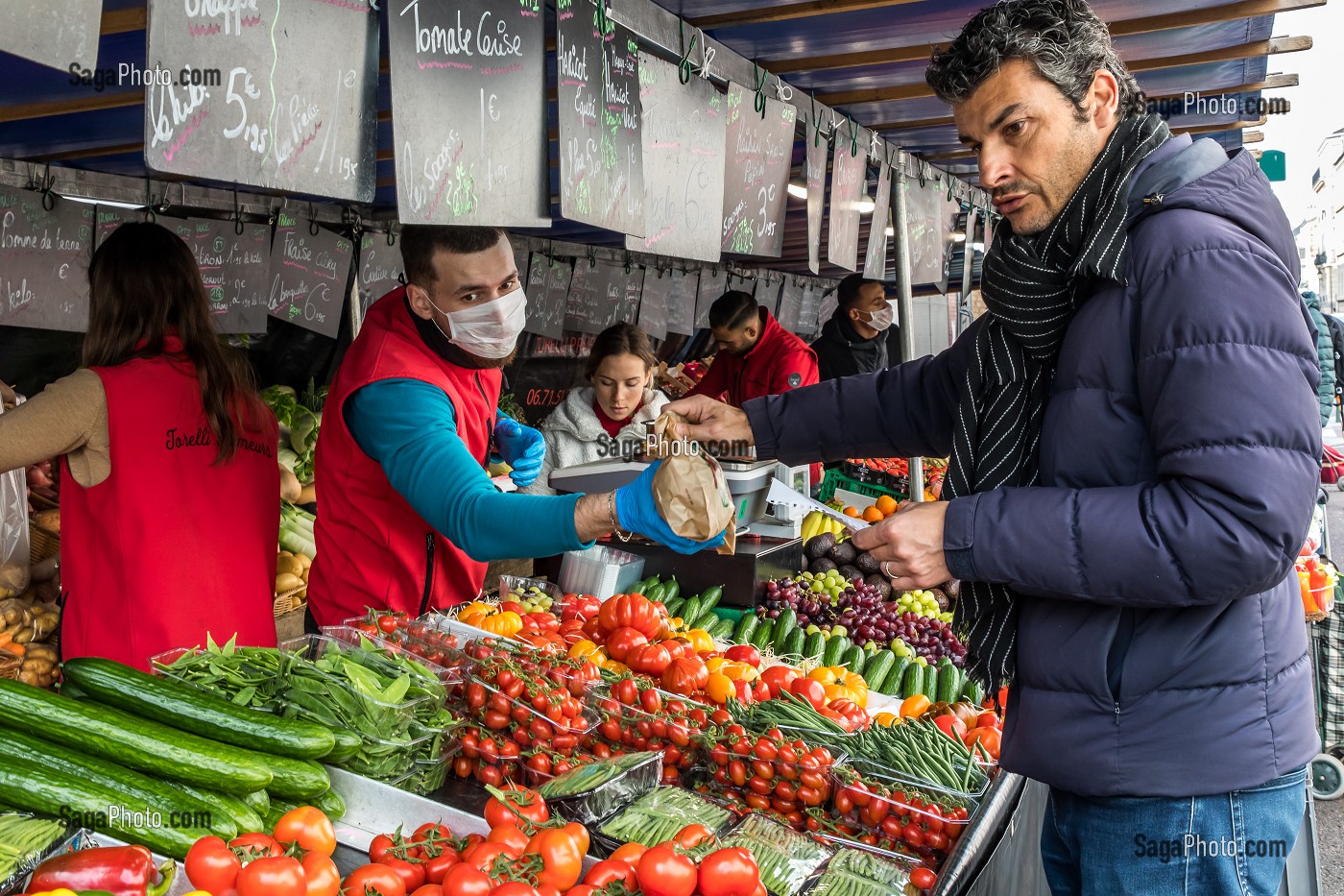 ILLUSTRATION MARCHE PARISIEN A L'HEURE DU CORONAVIRUS, COVID 19, MARCHE DE SAINT MAURICE, VAL DE MARNE, ILE DE FRANCE 