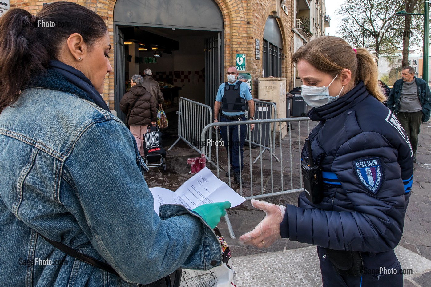 PRESENTATION D'ATTESTATION DE DEPLACEMENT DEROGATOIRE ET LIMITATION DU NOMBRE DE CLIENTS, MARCHE DE SAINT MAURICE, VAL DE MARNE, ILE DE FRANCE 