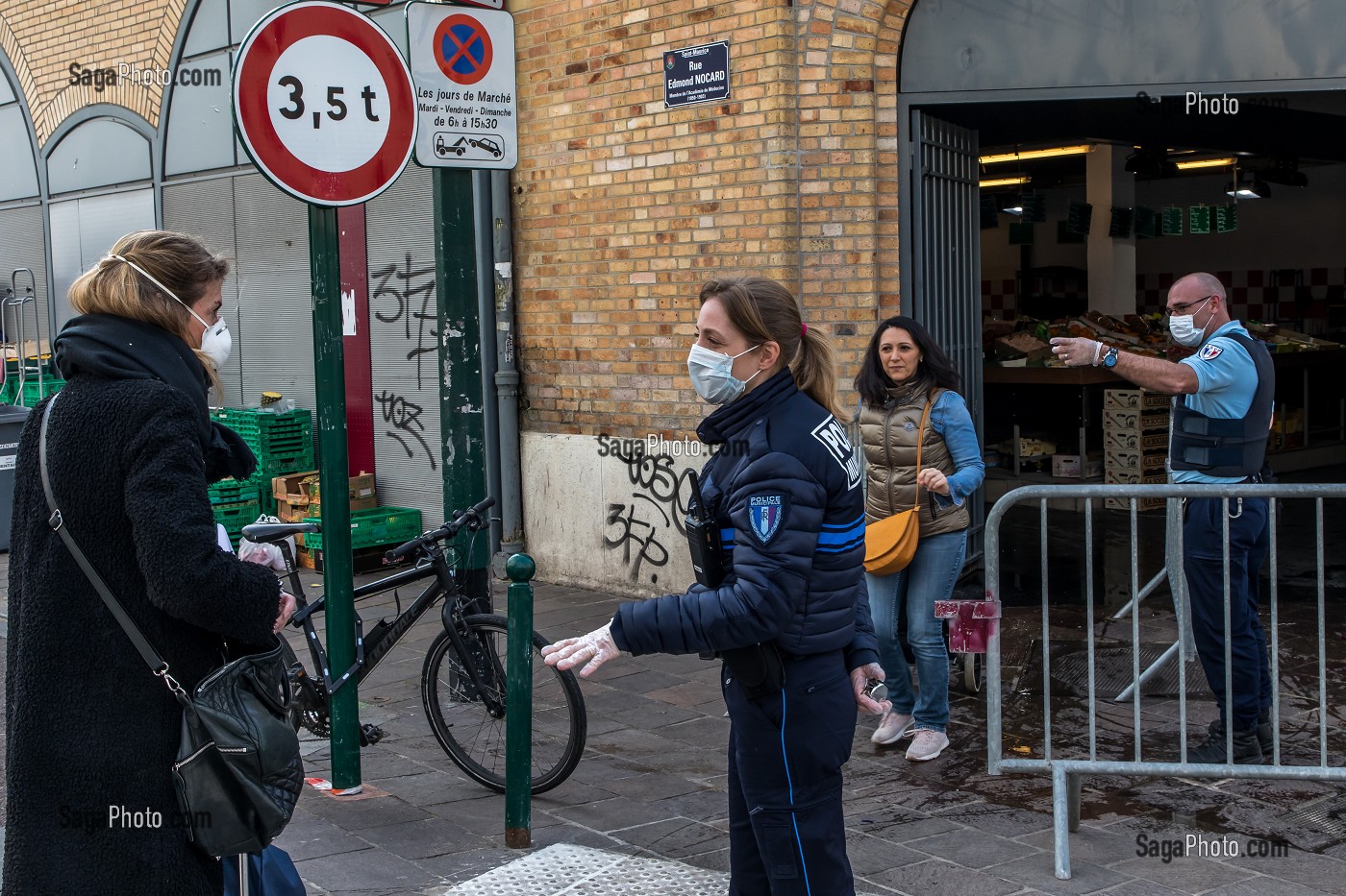 PRESENTATION D'ATTESTATION DE DEPLACEMENT DEROGATOIRE ET LIMITATION DU NOMBRE DE CLIENTS, MARCHE DE SAINT MAURICE, VAL DE MARNE, ILE DE FRANCE 