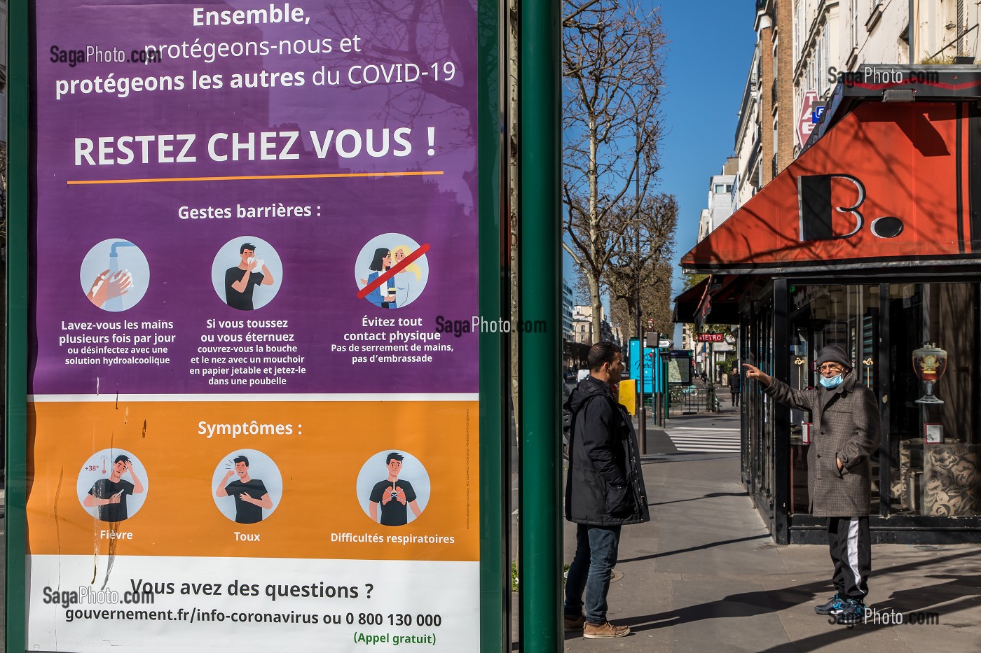 AFFICHAGE DES GESTES BARRIERES ET SYMPTOMES, SORTIE, PASSANTS PENDANT L'EPIDEMIE DE COVID 19, RUE DE PARIS, VINCENNES, VAL-DE-MARNE, ILE-DE-FRANCE 