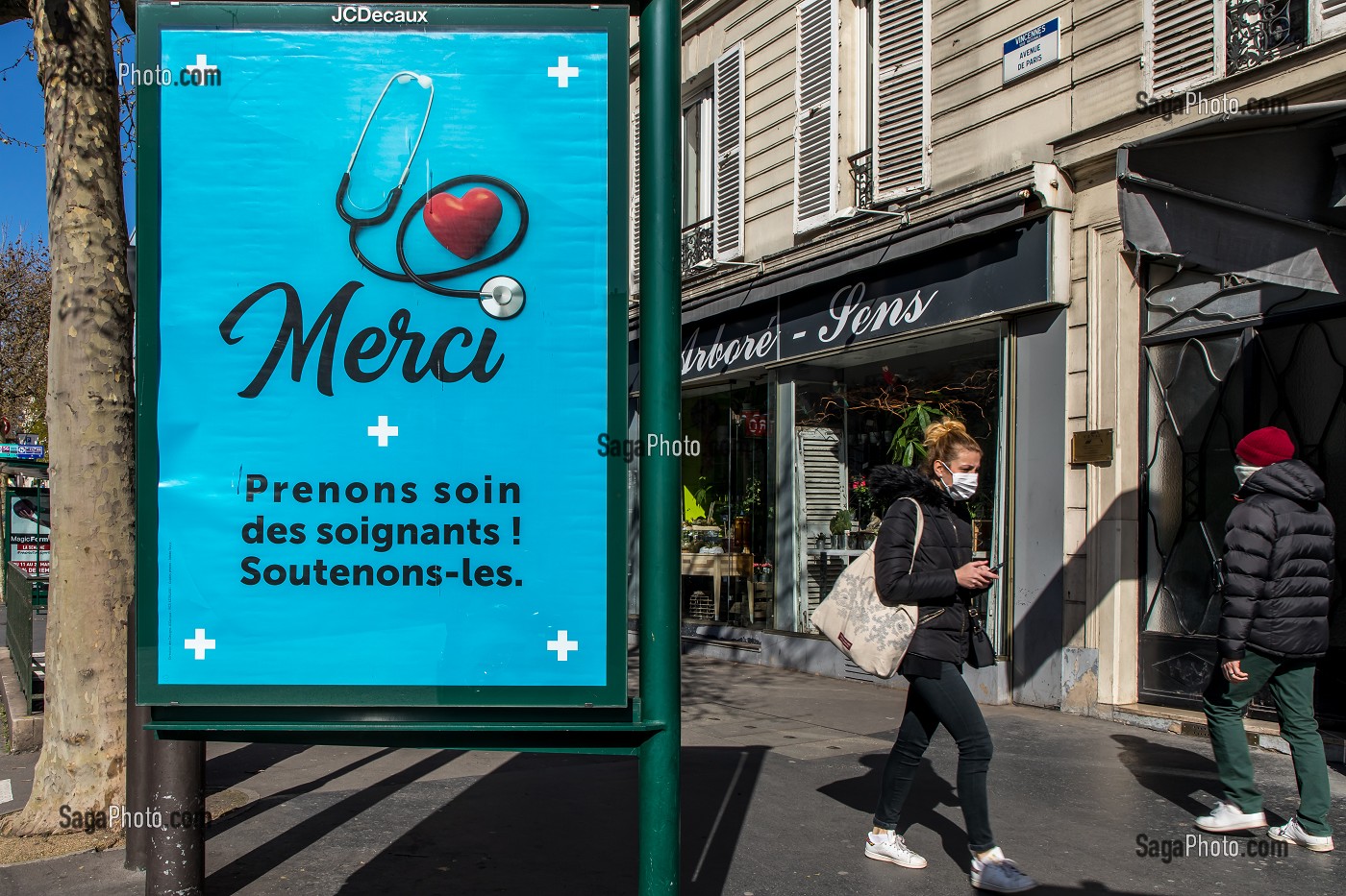 CAMPAGNE DE PUBLICITE, MERCI, PRENONS SOIN DE NOS SOIGNANTS ! SOUTENONS-LES, PASSANTS PENDANT L'EPIDEMIE DE COVID 19, RUE DE PARIS, VINCENNES, VAL-DE-MARNE, ILE-DE-FRANCE 