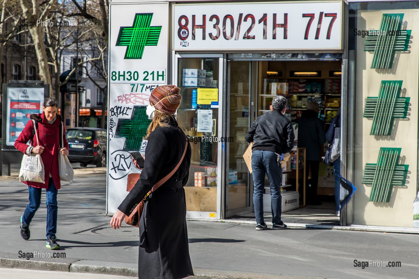 PHARMACIE PLACE DE LA NATION, PASSANTS PENDANT L'EPIDEMIE DE COVID 19, PLACE DE LA NATION, PARIS, ILE-DE-FRANCE 