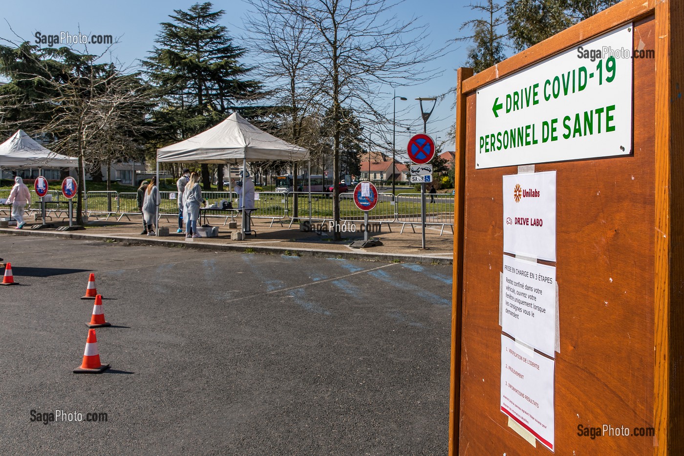 CENTRE DE DEPISTAGE CORONAVIRUS, DRIVE COVID 19, DRIVE LABO POUR LE PERSONNEL DE SANTE SUR UN PARKING PAR LE LABORATOIRE BIOPATH UNILABS IMPLANTE DANS LE QUARTIER BEAUVAL, MEAUX (77) 