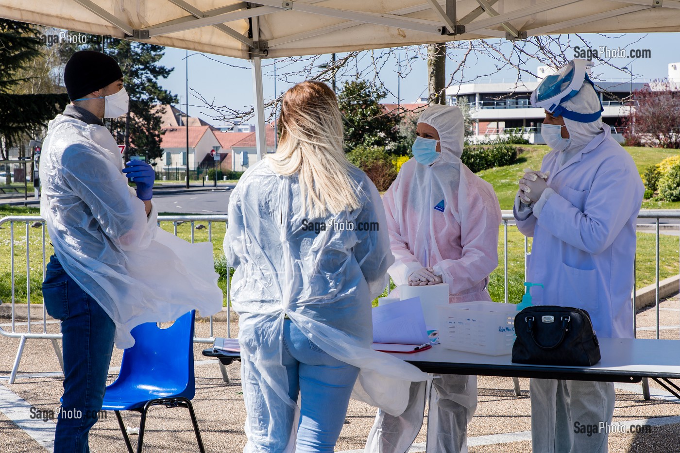 CENTRE DE DEPISTAGE CORONAVIRUS, DRIVE COVID 19, DRIVE LABO POUR LE PERSONNEL DE SANTE SUR UN PARKING PAR LE LABORATOIRE BIOPATH UNILABS IMPLANTE DANS LE QUARTIER BEAUVAL, MEAUX (77) 