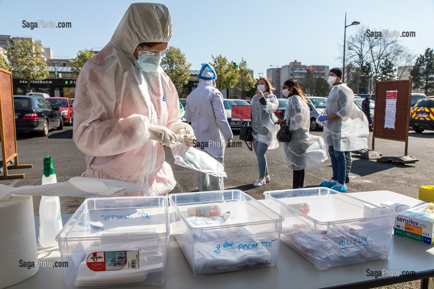 CENTRE DE DEPISTAGE CORONAVIRUS, DRIVE COVID 19, DRIVE LABO POUR LE PERSONNEL DE SANTE SUR UN PARKING PAR LE LABORATOIRE BIOPATH UNILABS IMPLANTE DANS LE QUARTIER BEAUVAL, MEAUX (77) 