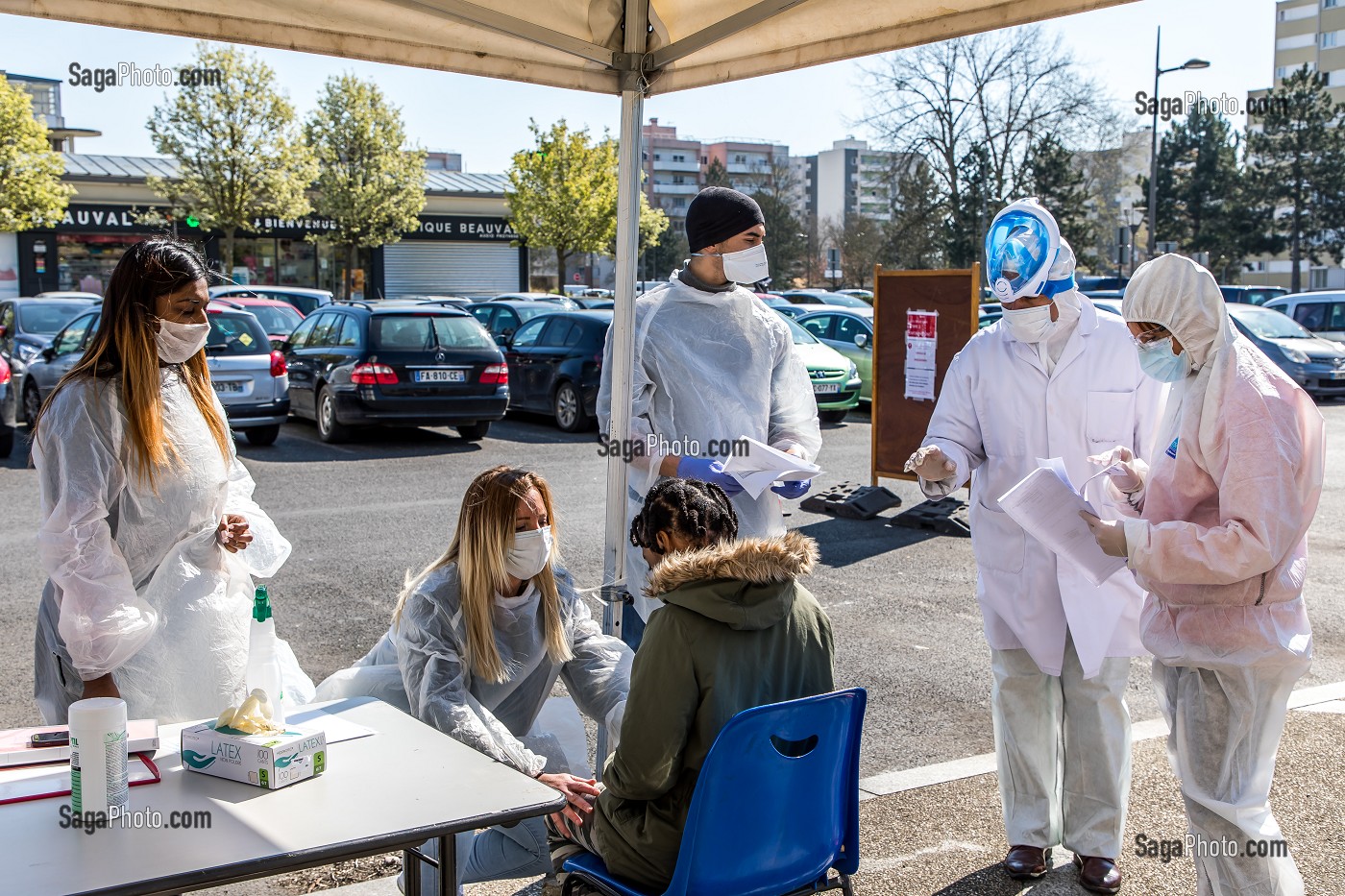 JEUNE FILLE  TESTEE AU COVID 19. CENTRE DE DEPISTAGE CORONAVIRUS, DRIVE LABO POUR LE PERSONNEL DE SANTE, MEAUX 