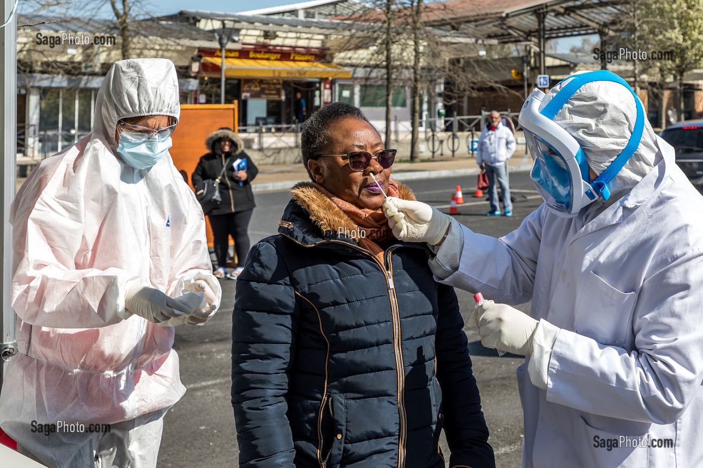 PRELEVEMENT DANS LES NARINES D'UNE AUXILIAIRE DE VIE DEPISTAGE DU CORONAVIRUS, DRIVE COVID 19, DRIVE LABO POUR LE PERSONNEL DE SANTE SUR UN PARKING PAR LE LABORATOIRE BIOPATH UNILABS IMPLANTE DANS LE QUARTIER BEAUVAL, MEAUX (77) 