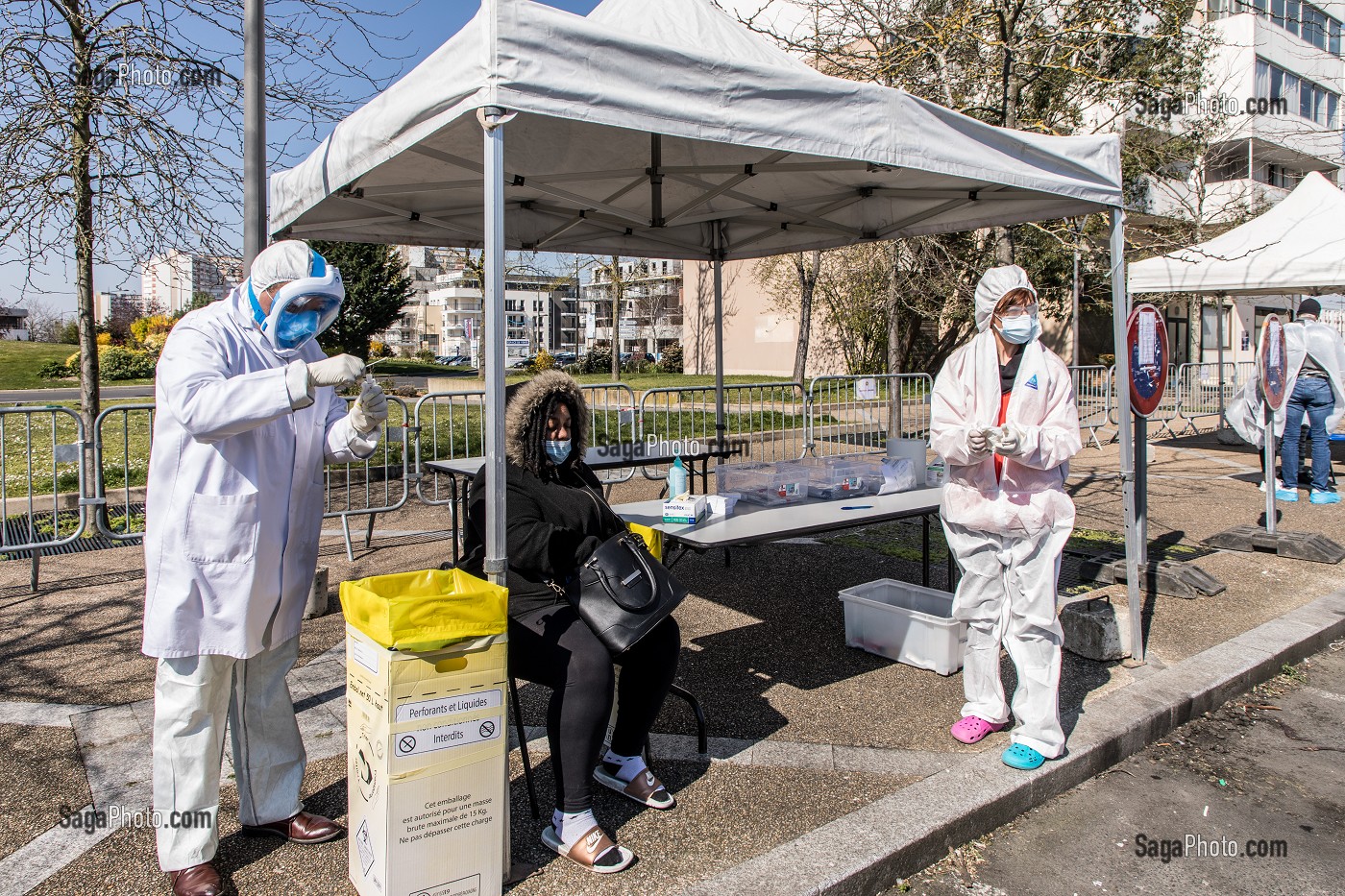 PRELEVEMENT DANS LES NARINES D'UNE AUXILIAIRE DE VIE DEPISTAGE DU CORONAVIRUS, DRIVE COVID 19, DRIVE LABO POUR LE PERSONNEL DE SANTE SUR UN PARKING PAR LE LABORATOIRE BIOPATH UNILABS IMPLANTE DANS LE QUARTIER BEAUVAL, MEAUX (77) 