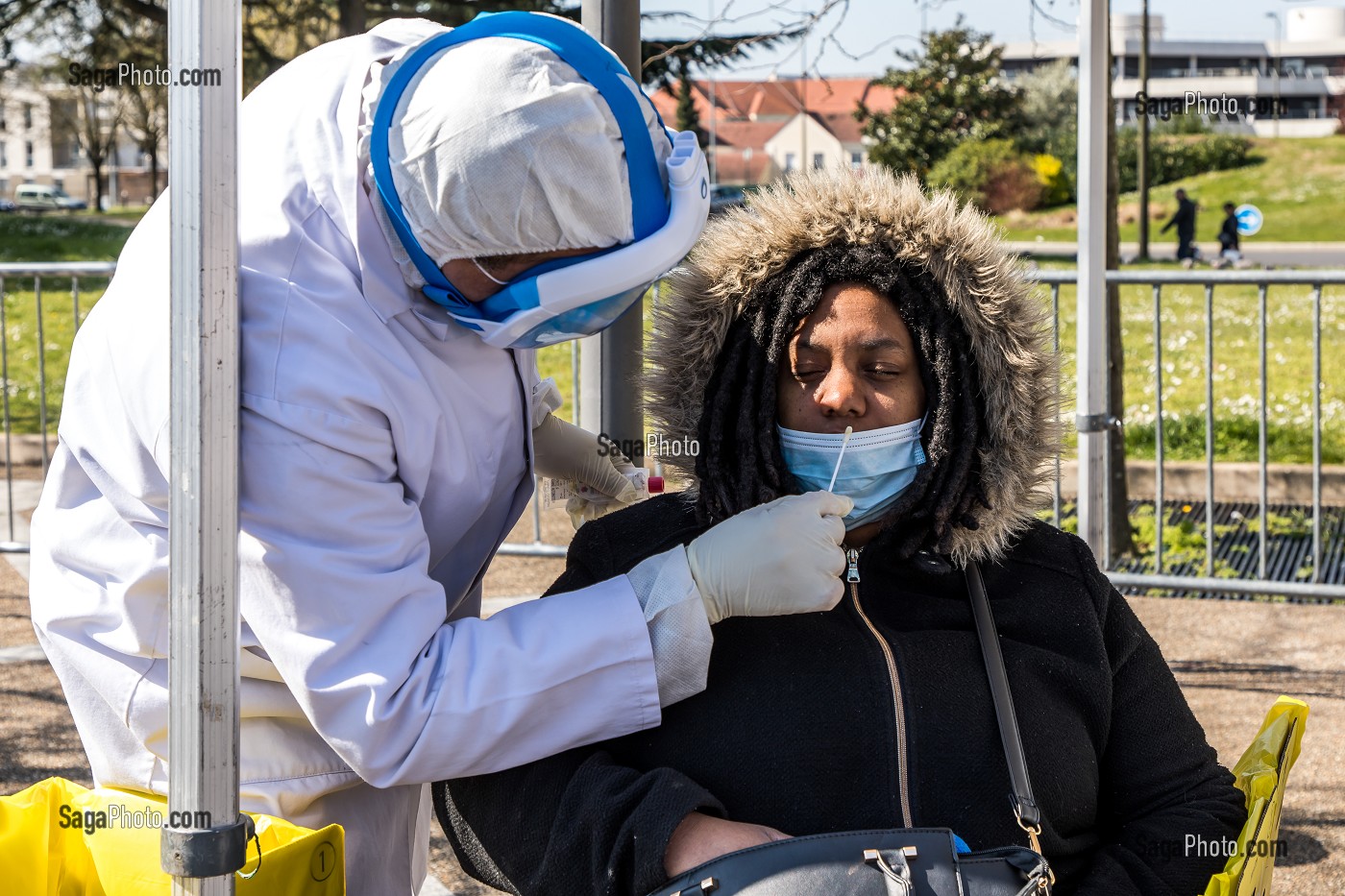 PRELEVEMENT DANS LES NARINES D'UNE AUXILIAIRE DE VIE DEPISTAGE DU CORONAVIRUS, DRIVE COVID 19, DRIVE LABO POUR LE PERSONNEL DE SANTE SUR UN PARKING PAR LE LABORATOIRE BIOPATH UNILABS IMPLANTE DANS LE QUARTIER BEAUVAL, MEAUX (77) 