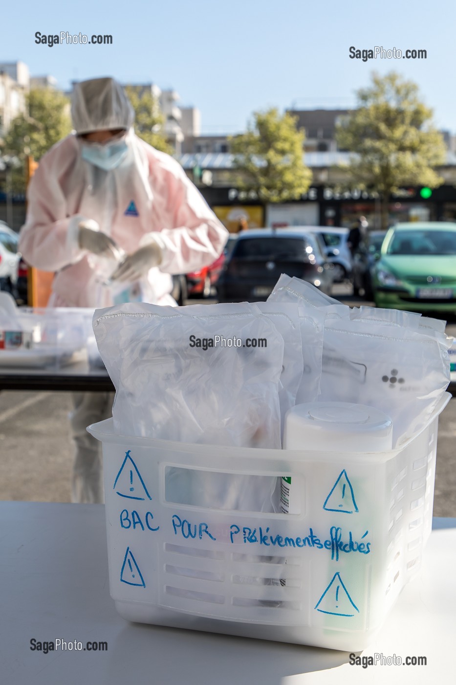 PRELEVEMENTS EFFECTUES, DEPISTAGE DU CORONAVIRUS, DRIVE COVID 19, DRIVE LABO POUR LE PERSONNEL DE SANTE SUR UN PARKING PAR LE LABORATOIRE BIOPATH UNILABS IMPLANTE DANS LE QUARTIER BEAUVAL, MEAUX (77) 