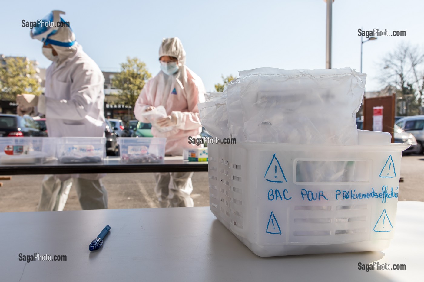 PRELEVEMENTS EFFECTUES, DEPISTAGE DU CORONAVIRUS, DRIVE COVID 19, DRIVE LABO POUR LE PERSONNEL DE SANTE SUR UN PARKING PAR LE LABORATOIRE BIOPATH UNILABS IMPLANTE DANS LE QUARTIER BEAUVAL, MEAUX (77) 