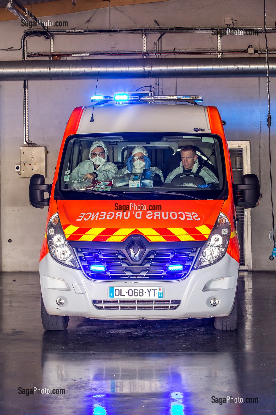 DEPART EN INTERVENTION POUR UNE VICTIME EN DETRESSE RESPIRATOIRE ATTEINTE DU COVID 19, UNE JOURNEE SUR LE FRONT DES INTERVENTIONS COVID 19, EN PREMIERE LIGNE AVEC LES SAPEURS-POMPIERS DE MEAUX, SEINE ET MARNE (77) 