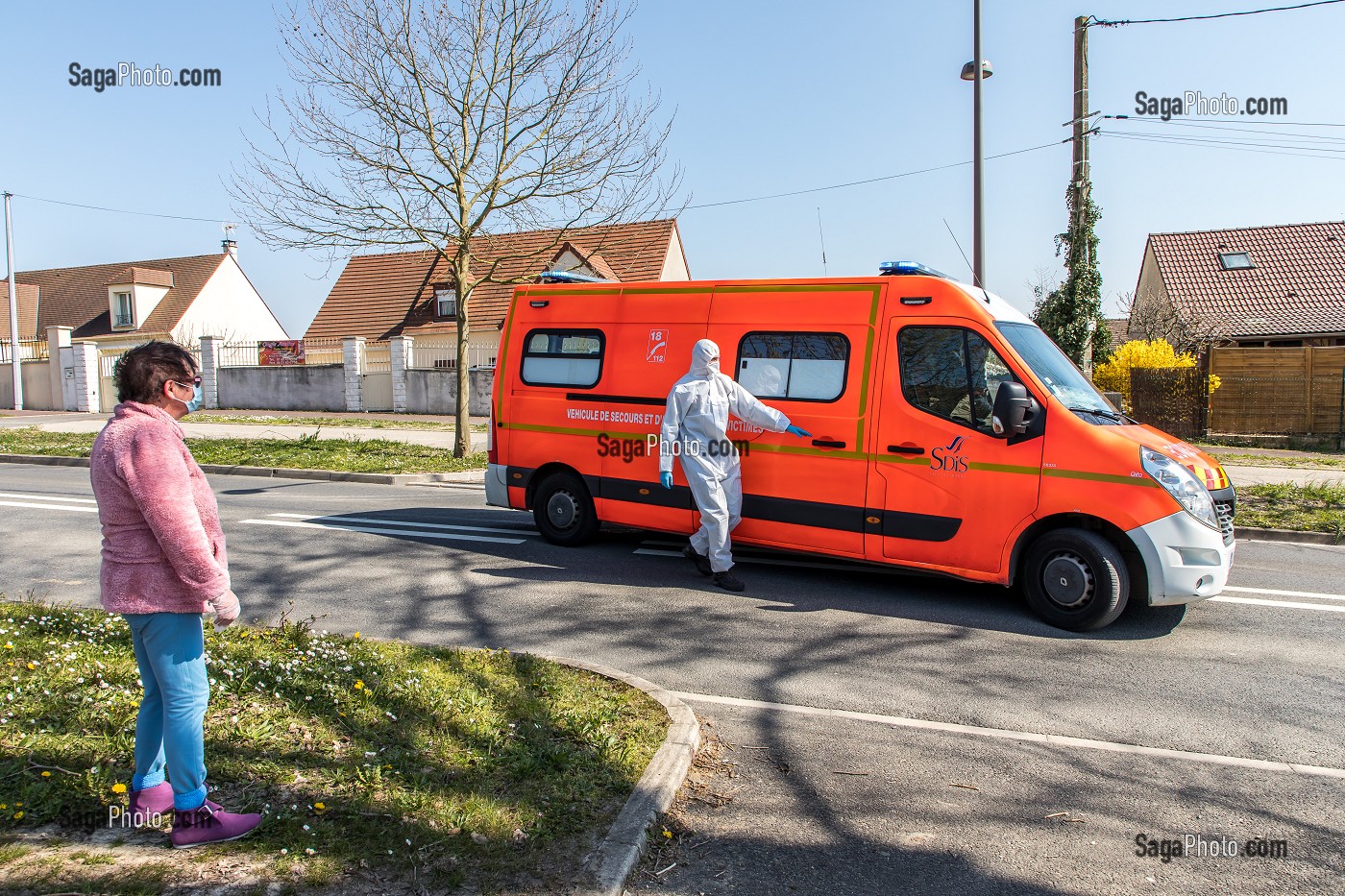 EVACUATION D'UN HOMME EN DETRESSE RESPIRATOIRE ATTEINT DU COVID 19 VERS L'HOPITAL SOUS LE REGARD DE SA FEMME, UNE JOURNEE SUR LE FRONT DES INTERVENTIONS COVID 19, EN PREMIERE LIGNE AVEC LES SAPEURS-POMPIERS DE MEAUX, SEINE ET MARNE (77) 