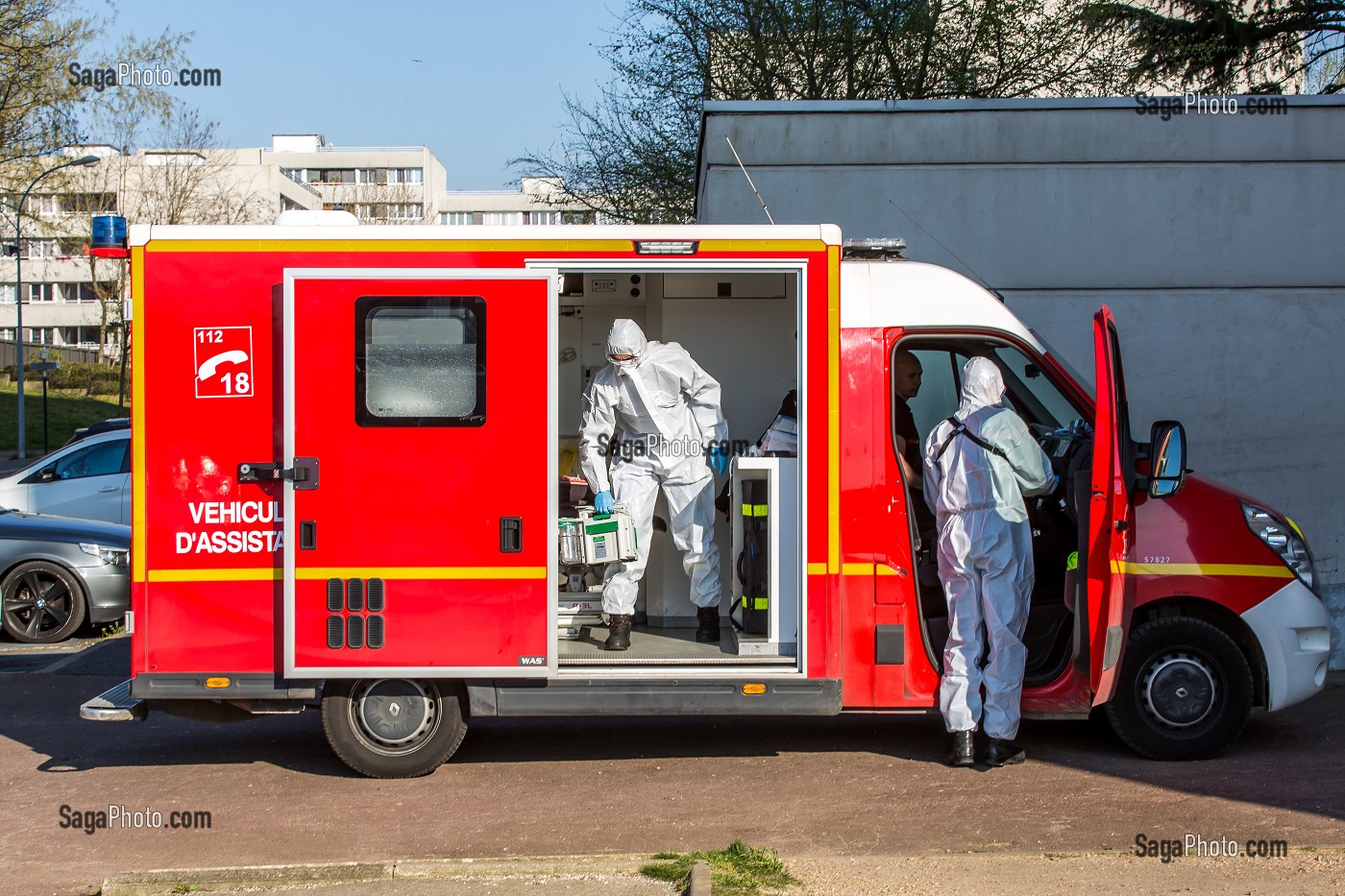 INTERVENTION POUR UNE VICTIME EN DETRESSE RESPIRATOIRE ATTEINTE DU COVID 19, UNE JOURNEE SUR LE FRONT DES INTERVENTIONS COVID 19, EN PREMIERE LIGNE AVEC LES SAPEURS-POMPIERS DE MEAUX, SEINE ET MARNE (77) 