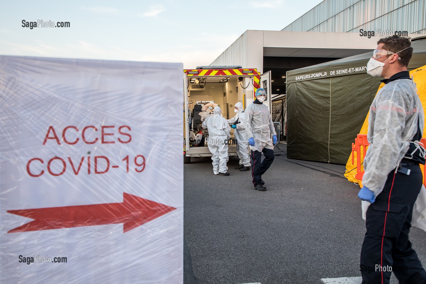 LES SAPEURS-POMPIERS ONT ORGANISE UN SAS DE PRE TRIAGE POUR LES PATIENTS ATTEINTS DU COVID 19 AUX URGENCES DU GRAND HOPITAL DE L'EST FRANCILIEN, JOSSIGNY, SEINE ET MARNE (77), UNE JOURNEE SUR LE FRONT DES INTERVENTIONS COVID 19 