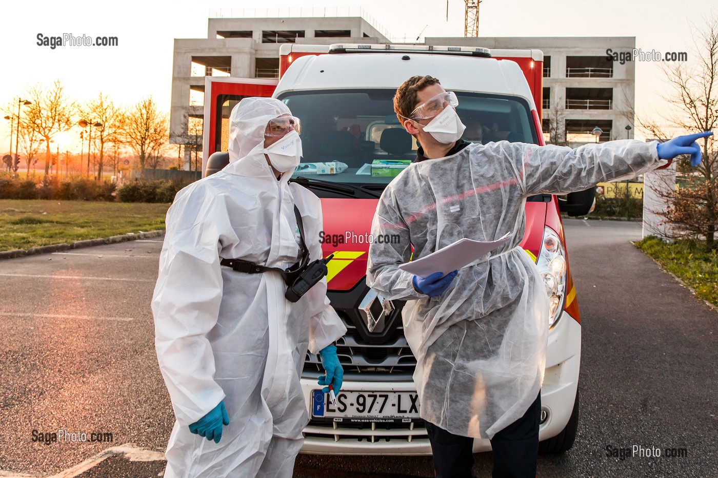 LES SAPEURS-POMPIERS ONT ORGANISE UN SAS DE PRE TRIAGE POUR LES PATIENTS ATTEINTS DU COVID 19 AUX URGENCES DU GRAND HOPITAL DE L'EST FRANCILIEN, JOSSIGNY, SEINE ET MARNE (77), UNE JOURNEE SUR LE FRONT DES INTERVENTIONS COVID 19 