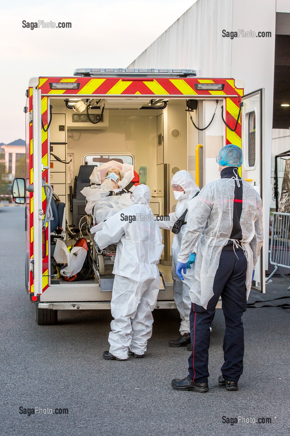 LES SAPEURS-POMPIERS ONT ORGANISE UN SAS DE PRE TRIAGE POUR LES PATIENTS ATTEINTS DU COVID 19 AUX URGENCES DU GRAND HOPITAL DE L'EST FRANCILIEN, JOSSIGNY, SEINE ET MARNE (77), UNE JOURNEE SUR LE FRONT DES INTERVENTIONS COVID 19 