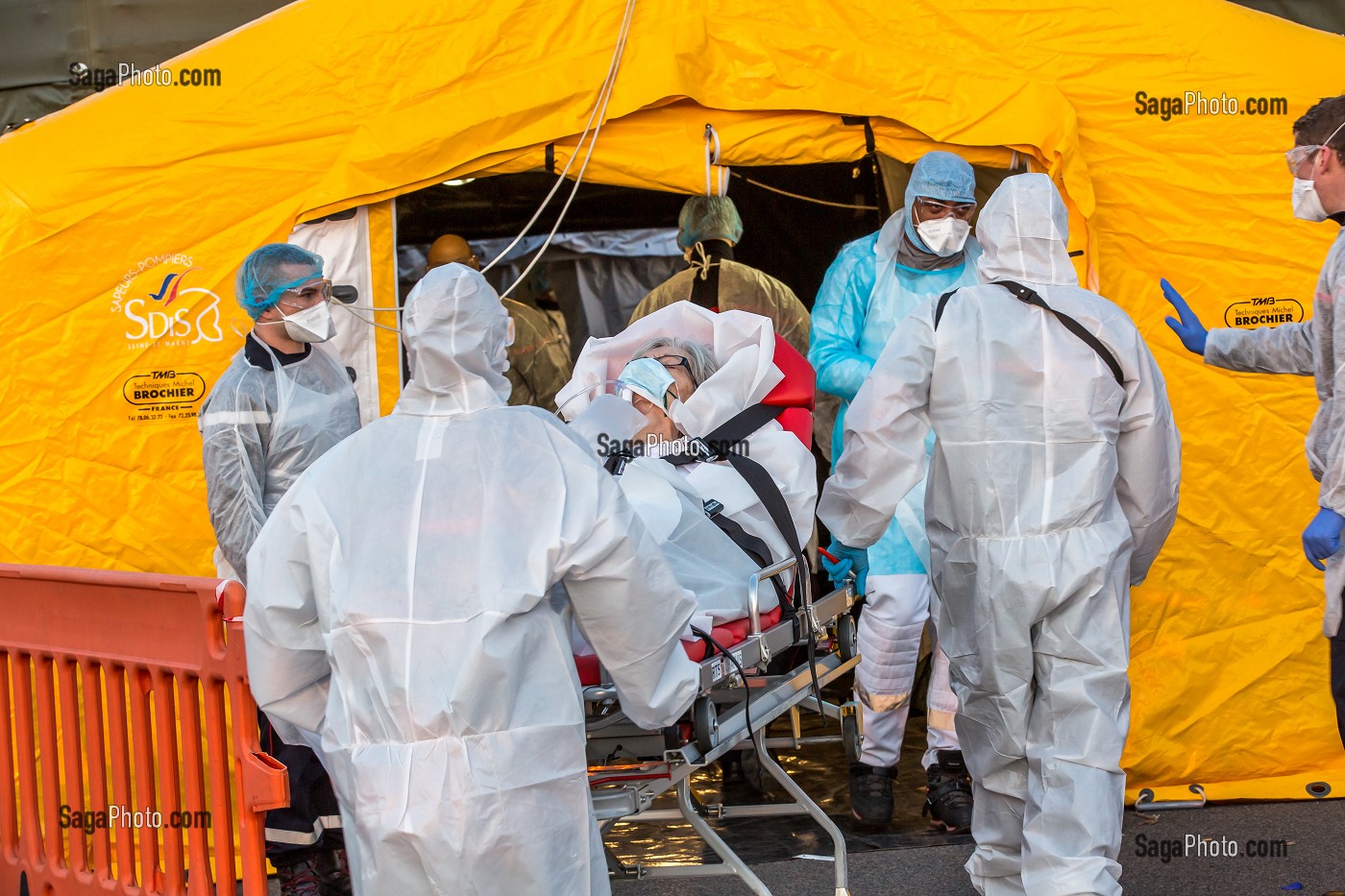 LES SAPEURS-POMPIERS ONT ORGANISE UN SAS DE PRE TRIAGE POUR LES PATIENTS ATTEINTS DU COVID 19 AUX URGENCES DU GRAND HOPITAL DE L'EST FRANCILIEN, JOSSIGNY, SEINE ET MARNE (77), UNE JOURNEE SUR LE FRONT DES INTERVENTIONS COVID 19 