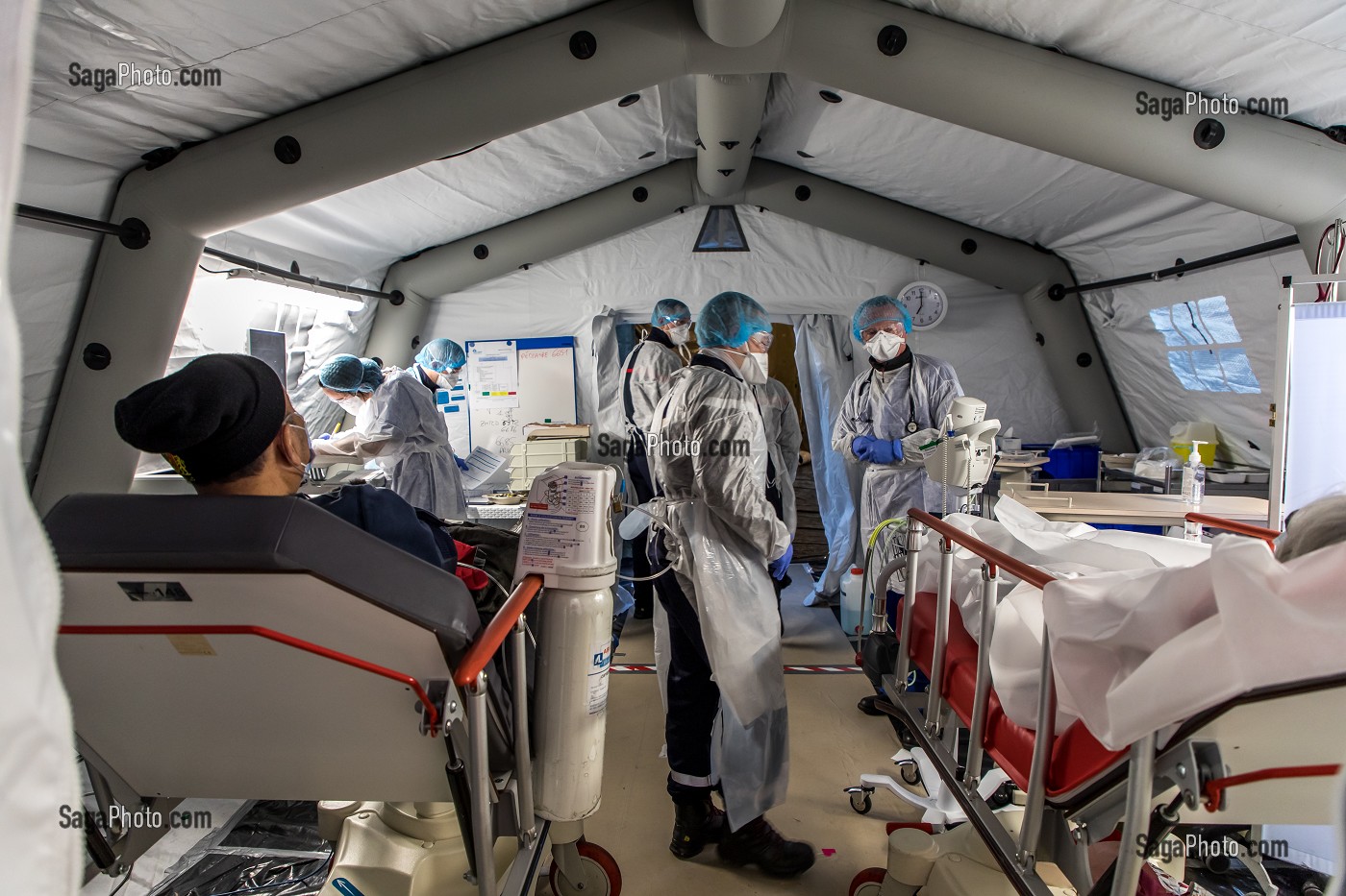 LES SAPEURS-POMPIERS ONT ORGANISE UN SAS DE PRE TRIAGE POUR LES PATIENTS ATTEINTS DU COVID 19 AUX URGENCES DU GRAND HOPITAL DE L'EST FRANCILIEN, JOSSIGNY, SEINE ET MARNE (77), UNE JOURNEE SUR LE FRONT DES INTERVENTIONS COVID 19 