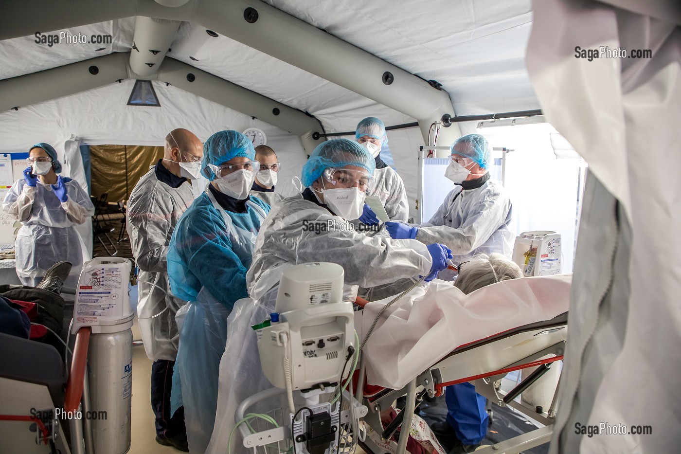 LES SAPEURS-POMPIERS ONT ORGANISE UN SAS DE PRE TRIAGE POUR LES PATIENTS ATTEINTS DU COVID 19 AUX URGENCES DU GRAND HOPITAL DE L'EST FRANCILIEN, JOSSIGNY, SEINE ET MARNE (77), UNE JOURNEE SUR LE FRONT DES INTERVENTIONS COVID 19 