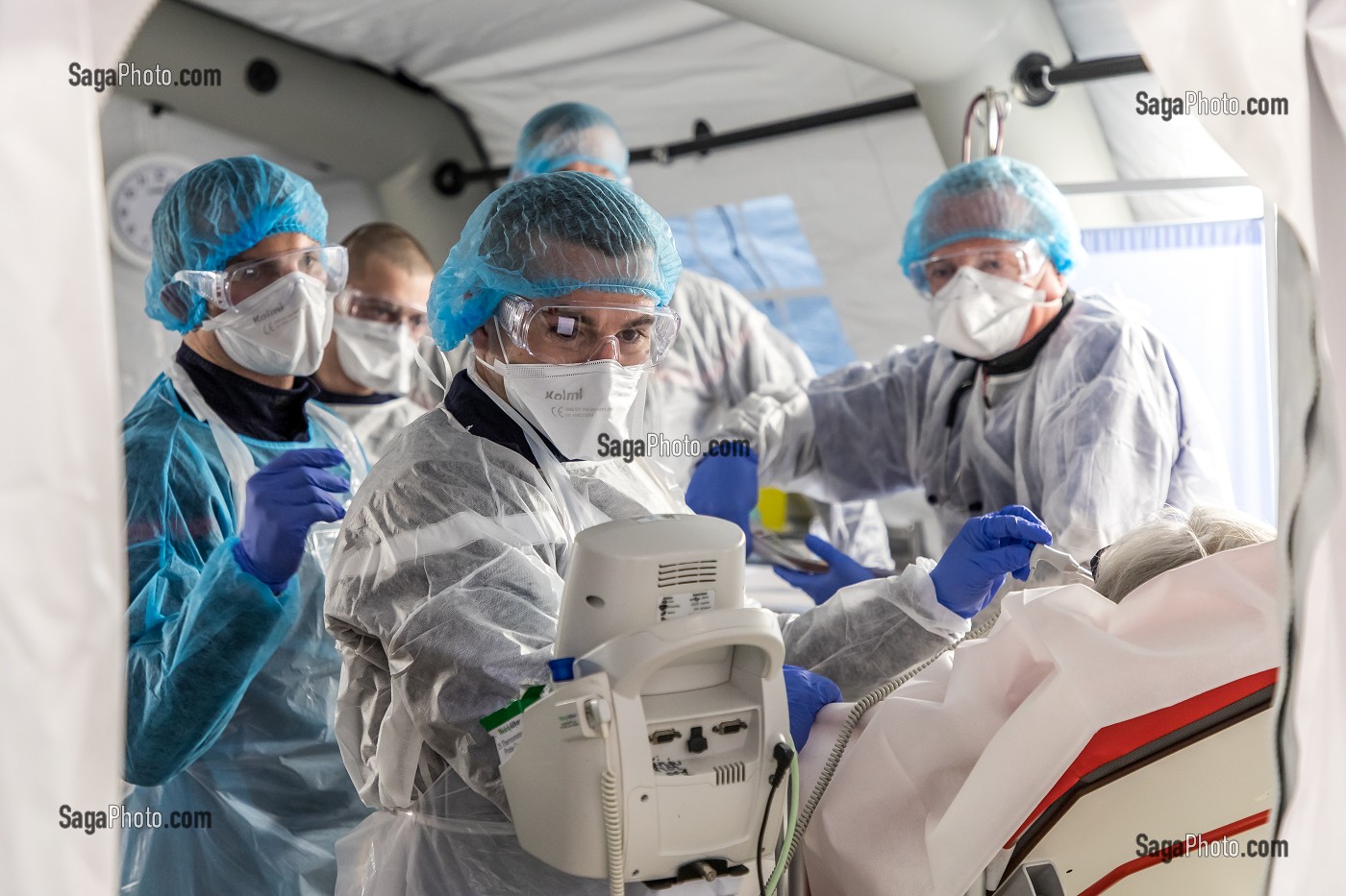 LES SAPEURS-POMPIERS ONT ORGANISE UN SAS DE PRE TRIAGE POUR LES PATIENTS ATTEINTS DU COVID 19 AUX URGENCES DU GRAND HOPITAL DE L'EST FRANCILIEN, JOSSIGNY, SEINE ET MARNE (77), UNE JOURNEE SUR LE FRONT DES INTERVENTIONS COVID 19 