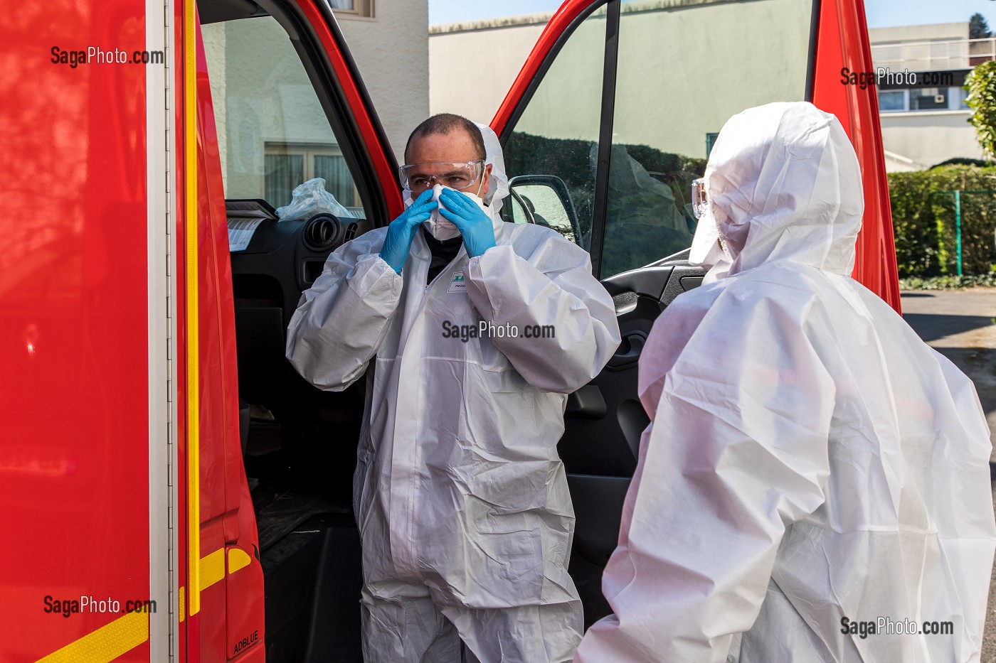 AJUSTEMENT DES EQUIPEMENTS DE PROTECTION, INTERVENTION POUR UNE VICTIME AVEC SUSPICION DU COVID 19, UNE JOURNEE SUR LE FRONT DES INTERVENTIONS COVID 19, EN PREMIERE LIGNE AVEC LES SAPEURS-POMPIERS DE MEAUX, SEINE ET MARNE (77) 