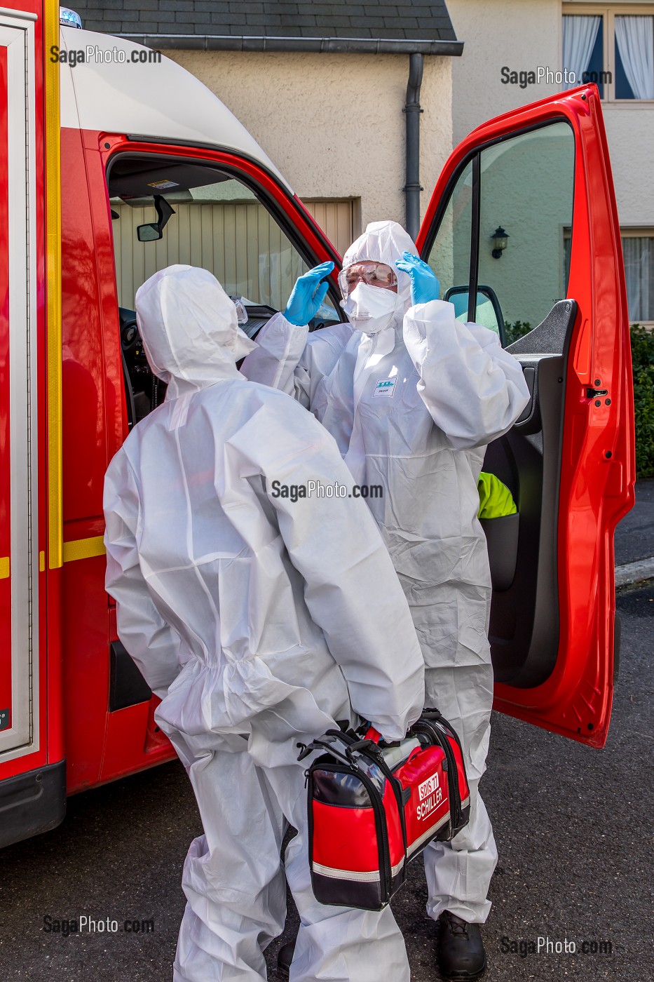 AJUSTEMENT DES EQUIPEMENTS DE PROTECTION, INTERVENTION POUR UNE VICTIME AVEC SUSPICION DU COVID 19, UNE JOURNEE SUR LE FRONT DES INTERVENTIONS COVID 19, EN PREMIERE LIGNE AVEC LES SAPEURS-POMPIERS DE MEAUX, SEINE ET MARNE (77) 