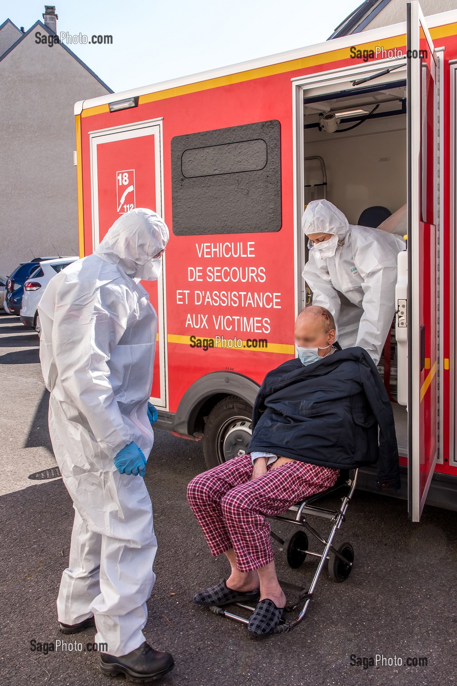 INTERVENTION POUR UNE VICTIME AVEC SUSPICION DU COVID 19, UNE JOURNEE SUR LE FRONT DES INTERVENTIONS COVID 19, EN PREMIERE LIGNE AVEC LES SAPEURS-POMPIERS DE MEAUX, SEINE ET MARNE (77) 