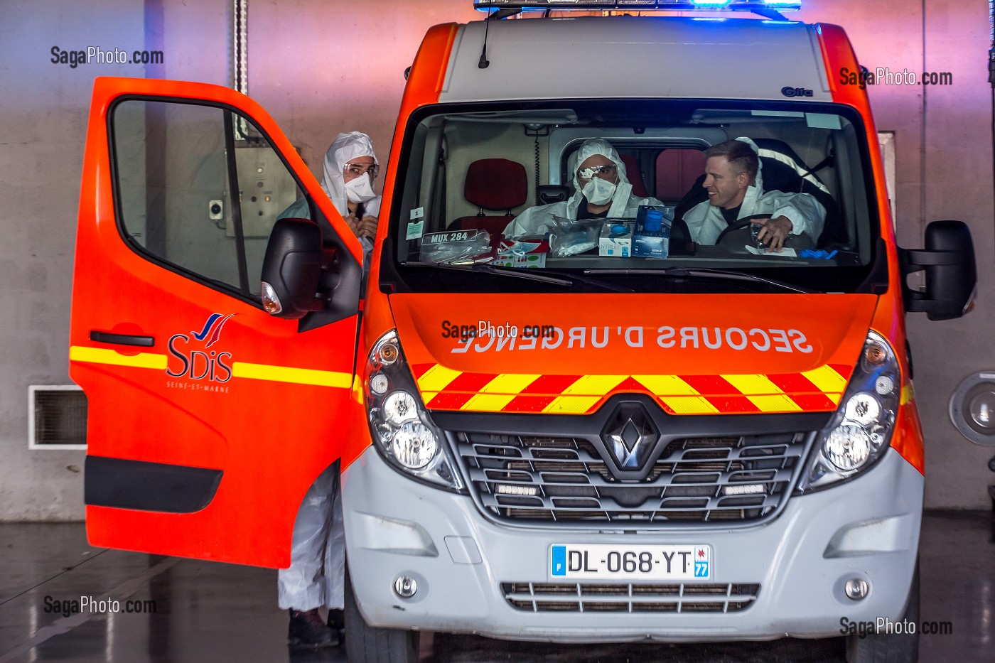 DEPART EN INTERVENTION POUR UNE VICTIME EN DETRESSE RESPIRATOIRE ATTEINTE DU COVID 19, UNE JOURNEE SUR LE FRONT DES INTERVENTIONS COVID 19, EN PREMIERE LIGNE AVEC LES SAPEURS-POMPIERS DE MEAUX, SEINE ET MARNE (77) 