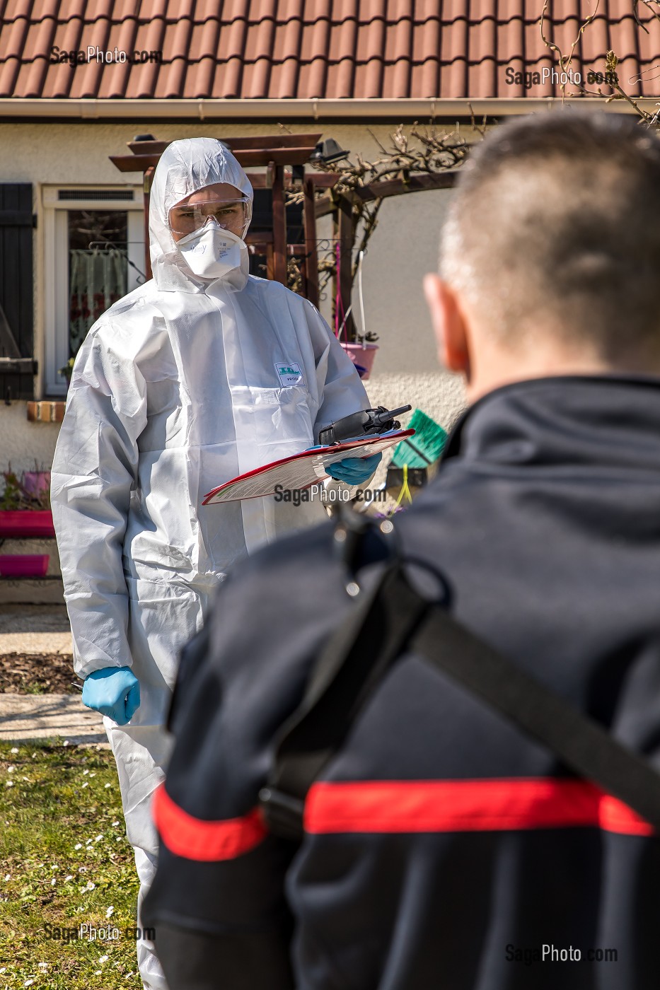 EVACUATION D'UN HOMME EN DETRESSE RESPIRATOIRE ATTEINT DU COVID 19 VERS L'HOPITAL AVEC SA FEMME, UNE JOURNEE SUR LE FRONT DES INTERVENTIONS COVID 19, EN PREMIERE LIGNE AVEC LES SAPEURS-POMPIERS DE MEAUX, SEINE ET MARNE (77) 