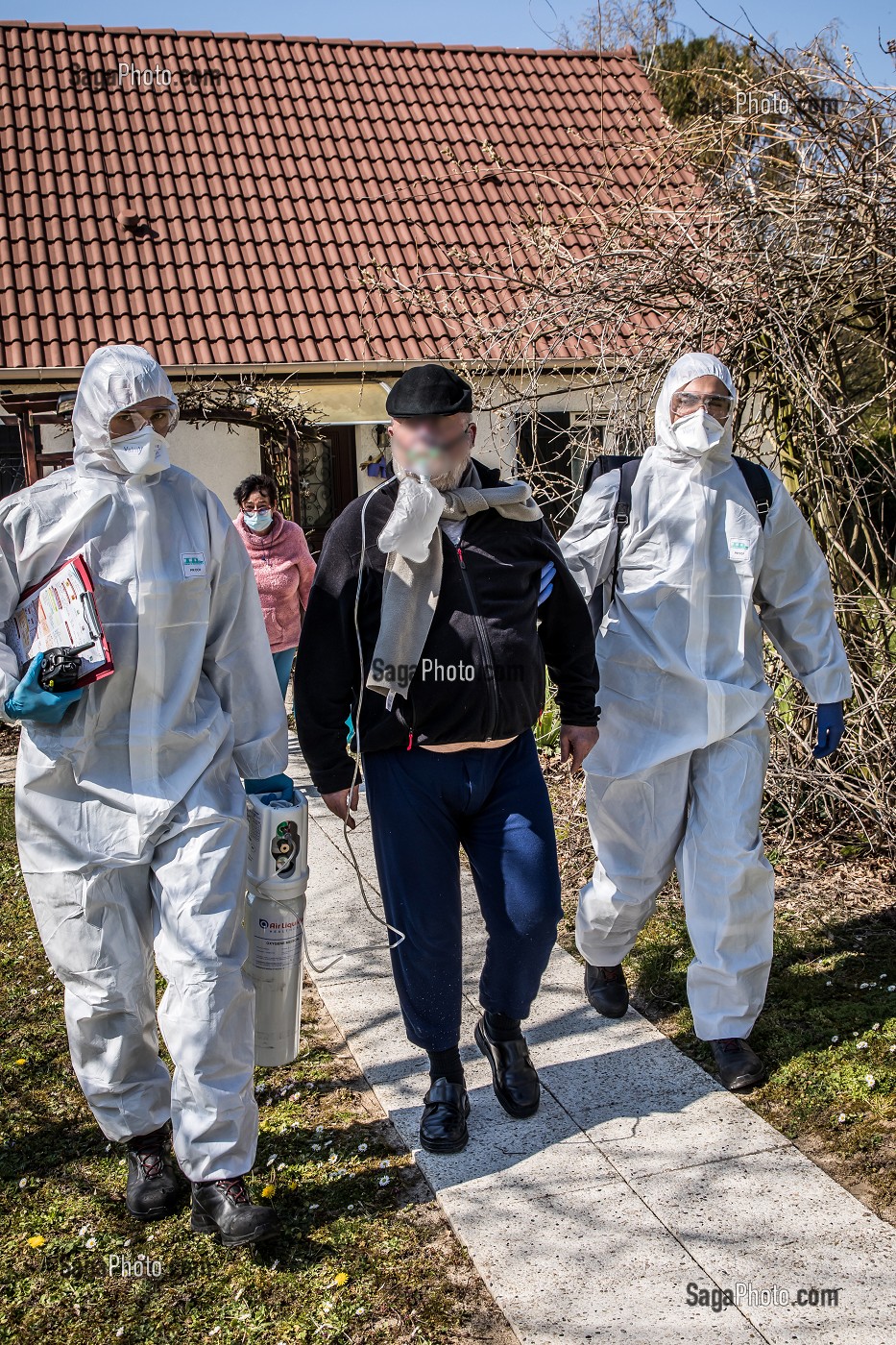 EVACUATION D'UN HOMME EN DETRESSE RESPIRATOIRE ATTEINT DU COVID 19 VERS L'HOPITAL AVEC SA FEMME, UNE JOURNEE SUR LE FRONT DES INTERVENTIONS COVID 19, EN PREMIERE LIGNE AVEC LES SAPEURS-POMPIERS DE MEAUX, SEINE ET MARNE (77) 