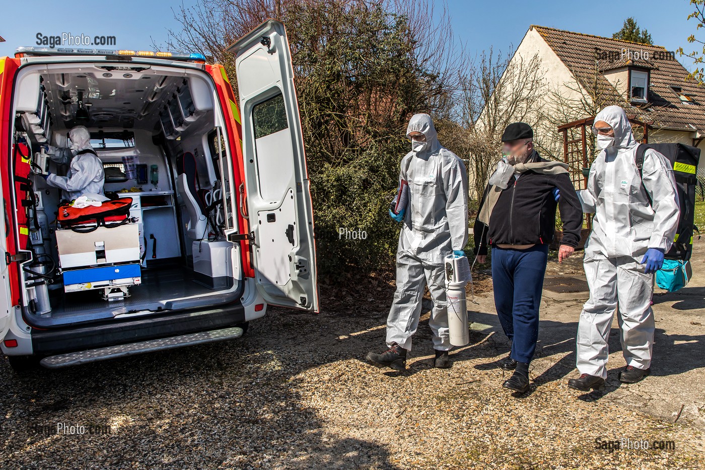 EVACUATION D'UN HOMME EN DETRESSE RESPIRATOIRE ATTEINT DU COVID 19 VERS L'HOPITAL AVEC SA FEMME, UNE JOURNEE SUR LE FRONT DES INTERVENTIONS COVID 19, EN PREMIERE LIGNE AVEC LES SAPEURS-POMPIERS DE MEAUX, SEINE ET MARNE (77) 