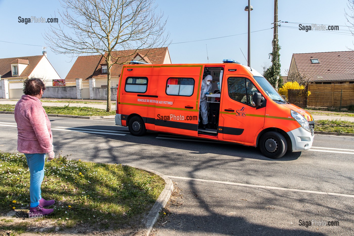 EVACUATION D'UN HOMME EN DETRESSE RESPIRATOIRE ATTEINT DU COVID 19 VERS L'HOPITAL AVEC SA FEMME, UNE JOURNEE SUR LE FRONT DES INTERVENTIONS COVID 19, EN PREMIERE LIGNE AVEC LES SAPEURS-POMPIERS DE MEAUX, SEINE ET MARNE (77) 