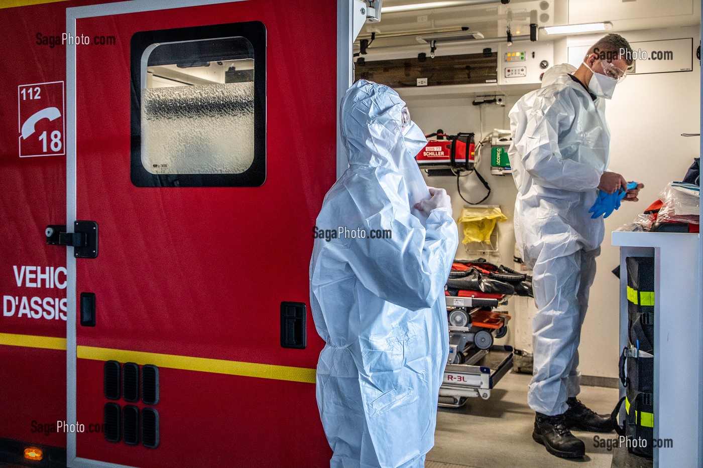 HABILLAGE EN TENUE RISQUE INFECTUEUX, DEPART EN INTERVENTION POUR UNE VICTIME EN DETRESSE RESPIRATOIRE ATTEINTE DU COVID 19, UNE JOURNEE SUR LE FRONT DES INTERVENTIONS COVID 19, EN PREMIERE LIGNE AVEC LES SAPEURS-POMPIERS DE MEAUX, SEINE ET MARNE (77) 