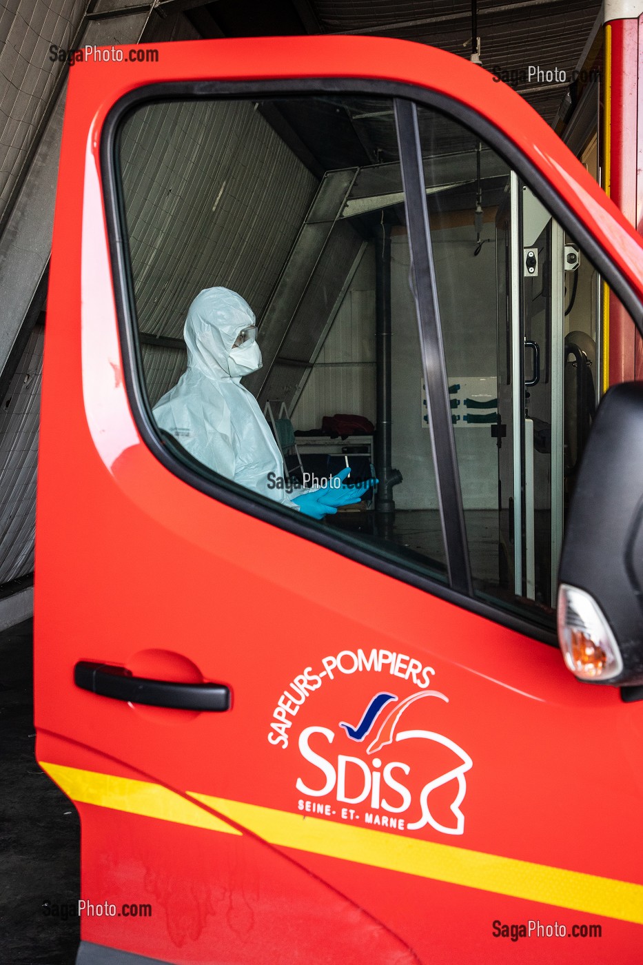 INTERVENTION POUR UNE VICTIME EN DETRESSE RESPIRATOIRE ATTEINTE DU COVID 19, UNE JOURNEE SUR LE FRONT DES INTERVENTIONS COVID 19, EN PREMIERE LIGNE AVEC LES SAPEURS-POMPIERS DE MEAUX, SEINE ET MARNE (77) 