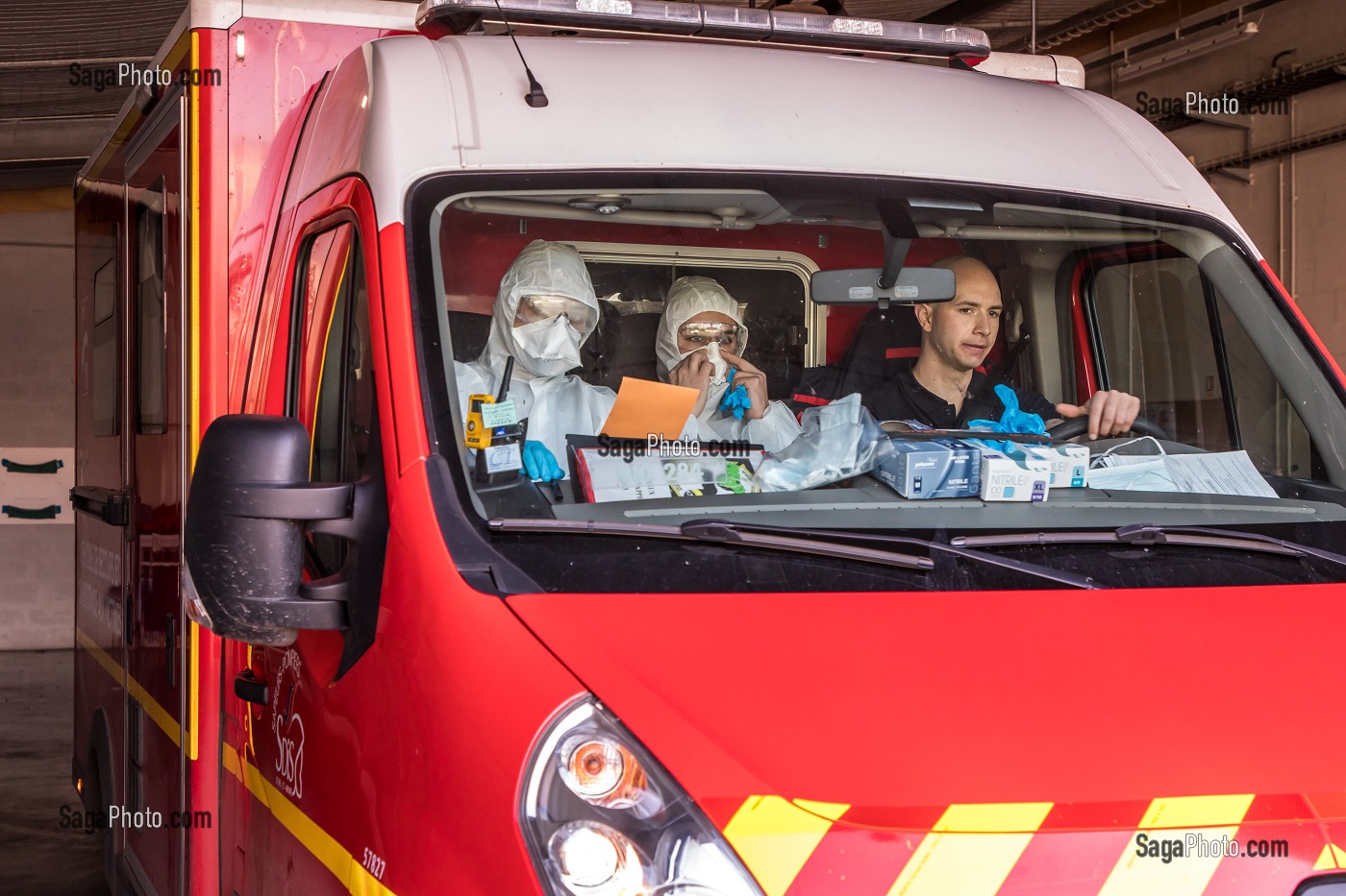 INTERVENTION POUR UNE VICTIME EN DETRESSE RESPIRATOIRE ATTEINTE DU COVID 19, UNE JOURNEE SUR LE FRONT DES INTERVENTIONS COVID 19, EN PREMIERE LIGNE AVEC LES SAPEURS-POMPIERS DE MEAUX, SEINE ET MARNE (77) 