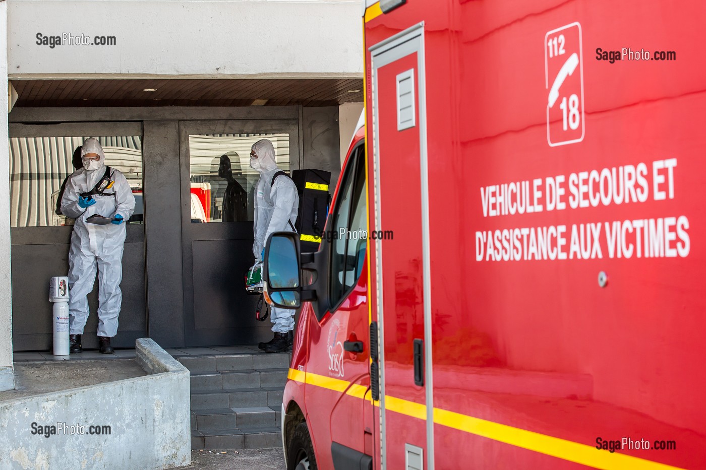 INTERVENTION POUR UNE VICTIME EN DETRESSE RESPIRATOIRE ATTEINTE DU COVID 19, UNE JOURNEE SUR LE FRONT DES INTERVENTIONS COVID 19, EN PREMIERE LIGNE AVEC LES SAPEURS-POMPIERS DE MEAUX, SEINE ET MARNE (77) 