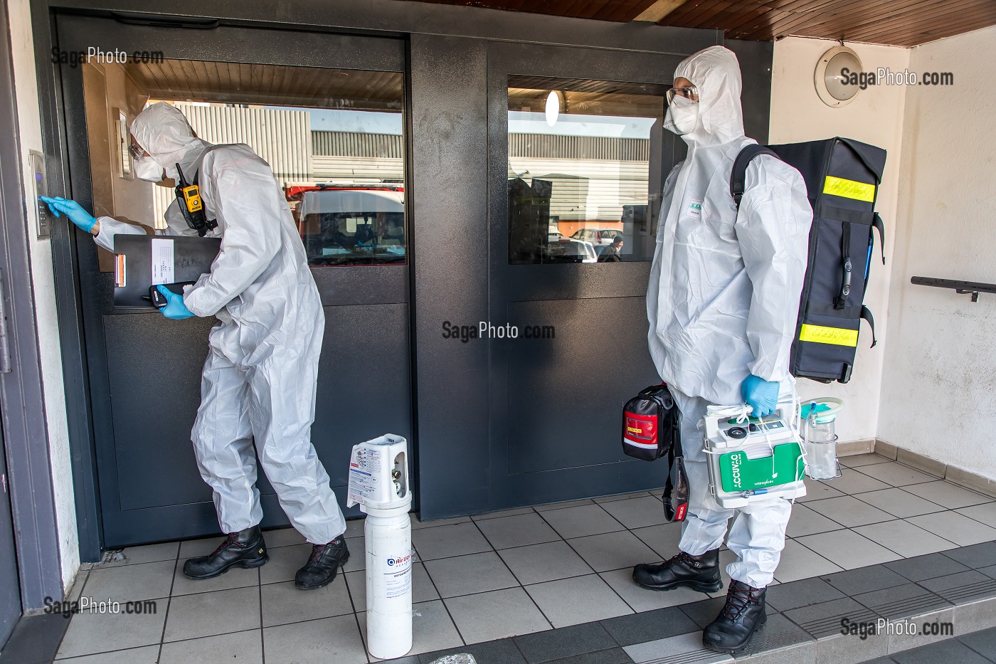 INTERVENTION POUR UNE VICTIME EN DETRESSE RESPIRATOIRE ATTEINTE DU COVID 19, UNE JOURNEE SUR LE FRONT DES INTERVENTIONS COVID 19, EN PREMIERE LIGNE AVEC LES SAPEURS-POMPIERS DE MEAUX, SEINE ET MARNE (77) 