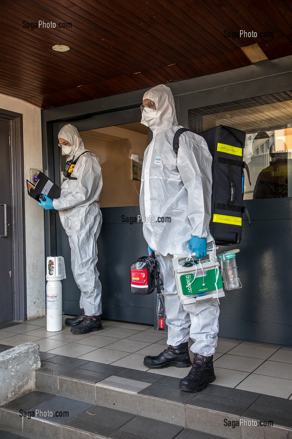 INTERVENTION POUR UNE VICTIME EN DETRESSE RESPIRATOIRE ATTEINTE DU COVID 19, UNE JOURNEE SUR LE FRONT DES INTERVENTIONS COVID 19, EN PREMIERE LIGNE AVEC LES SAPEURS-POMPIERS DE MEAUX, SEINE ET MARNE (77) 