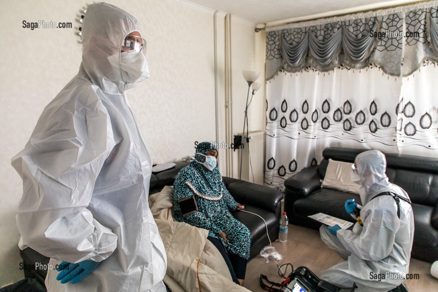 INTERVENTION POUR UNE VICTIME EN DETRESSE RESPIRATOIRE ATTEINTE DU COVID 19, UNE JOURNEE SUR LE FRONT DES INTERVENTIONS COVID 19, EN PREMIERE LIGNE AVEC LES SAPEURS-POMPIERS DE MEAUX, SEINE ET MARNE (77) 