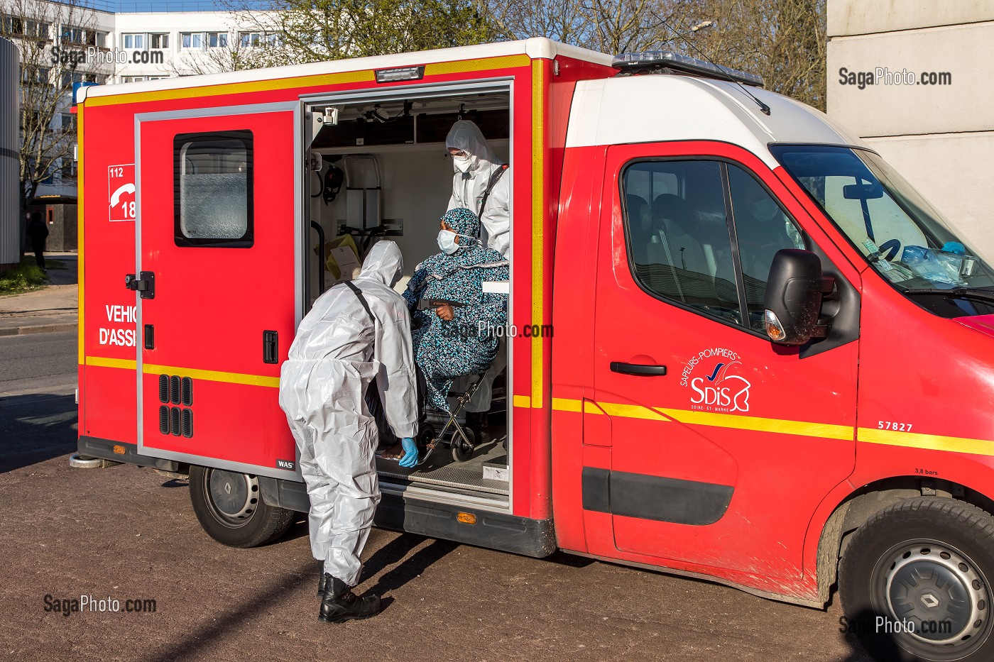 INTERVENTION POUR UNE VICTIME EN DETRESSE RESPIRATOIRE ATTEINTE DU COVID 19, UNE JOURNEE SUR LE FRONT DES INTERVENTIONS COVID 19, EN PREMIERE LIGNE AVEC LES SAPEURS-POMPIERS DE MEAUX, SEINE ET MARNE (77) 