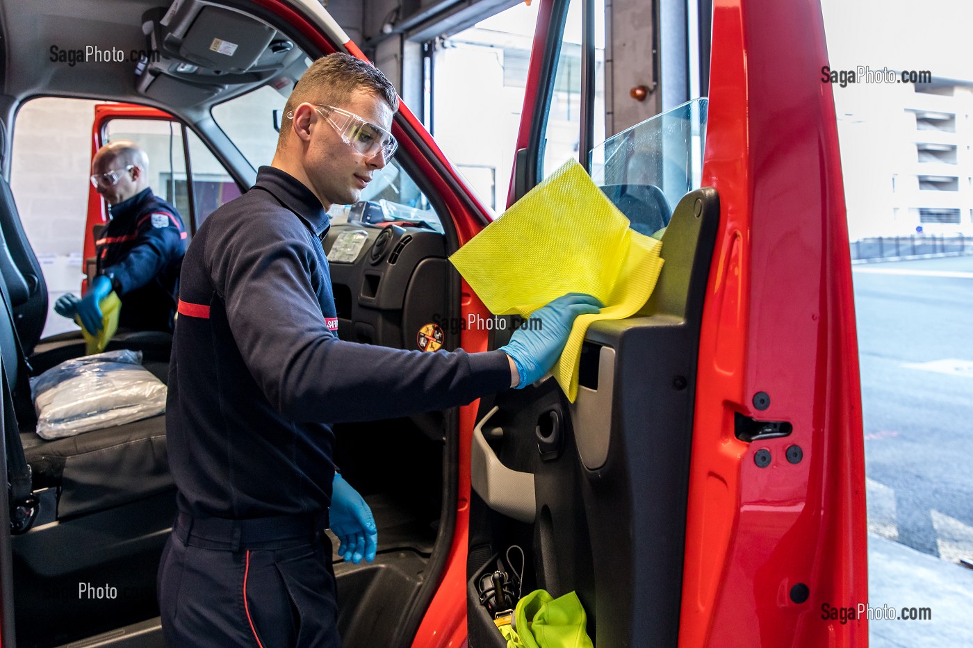 DESINFECTION DE L'AMBULANCE APRES UNE INTERVENTION COVID 19, UNE JOURNEE SUR LE FRONT DES INTERVENTIONS COVID 19, EN PREMIÈRE LIGNE AVEC LES SAPEURS-POMPIERS DE MEAUX, SEINE ET MARNE (77) 