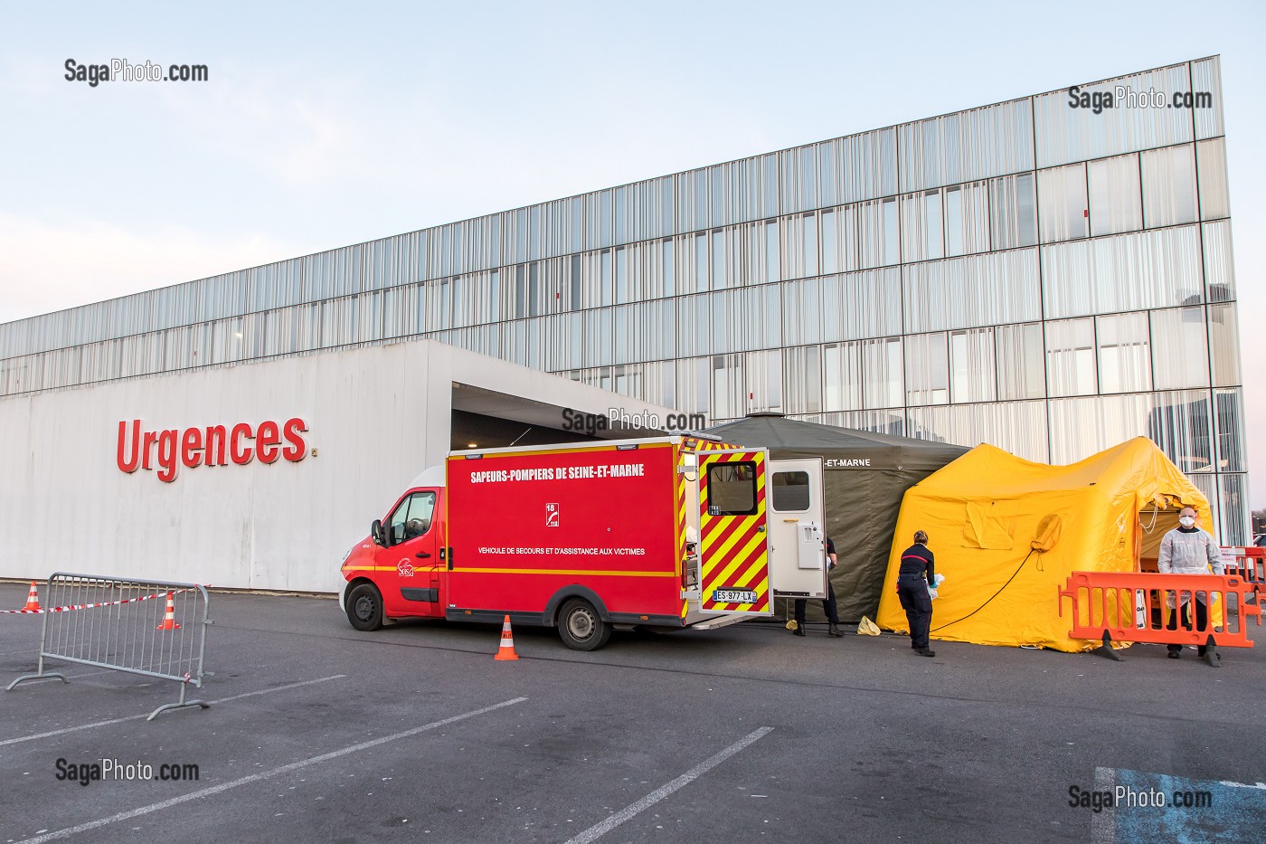 LES SAPEURS-POMPIERS ONT ORGANISE UN SAS DE PRE TRIAGE POUR LES PATIENTS ATTEINTS DU COVID 19 AUX URGENCES DU GRAND HOPITAL DE L'EST FRANCILIEN, JOSSIGNY, SEINE ET MARNE (77), UNE JOURNEE SUR LE FRONT DES INTERVENTIONS COVID 19 