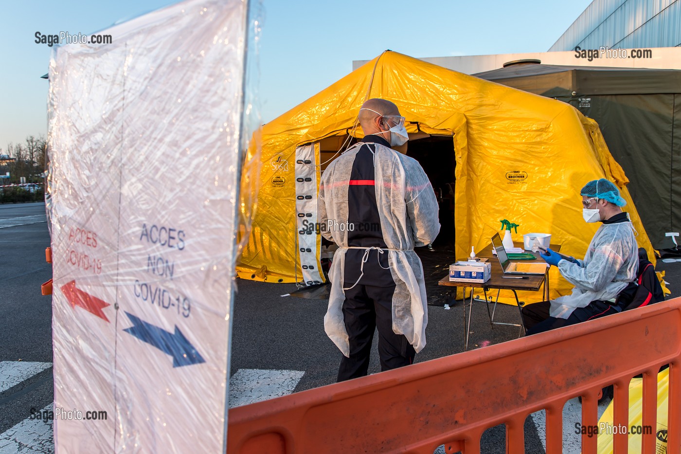 LES SAPEURS-POMPIERS ONT ORGANISE UN SAS DE PRE TRIAGE POUR LES PATIENTS ATTEINTS DU COVID 19 AUX URGENCES DU GRAND HOPITAL DE L'EST FRANCILIEN, JOSSIGNY, SEINE ET MARNE (77), UNE JOURNEE SUR LE FRONT DES INTERVENTIONS COVID 19 