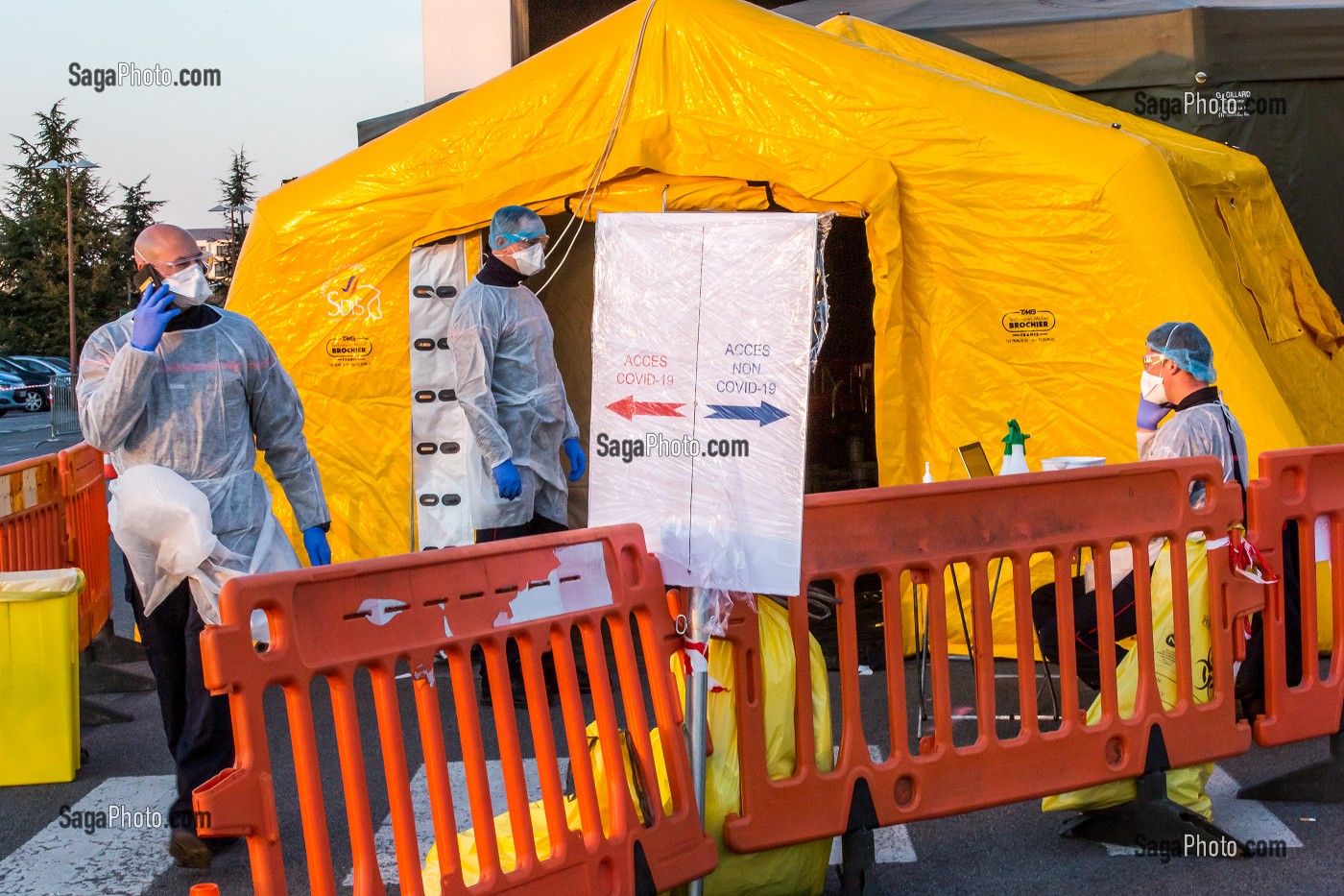 LES SAPEURS-POMPIERS ONT ORGANISE UN SAS DE PRE TRIAGE POUR LES PATIENTS ATTEINTS DU COVID 19 AUX URGENCES DU GRAND HOPITAL DE L'EST FRANCILIEN, JOSSIGNY, SEINE ET MARNE (77), UNE JOURNEE SUR LE FRONT DES INTERVENTIONS COVID 19 